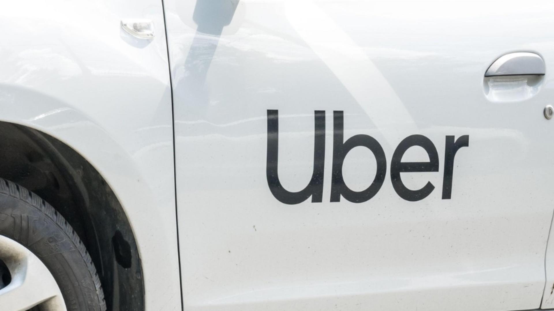 Șofer Uber, plasat sub control judiciar după ce a lovit intenţionat cu maşina un biciclist/ Profimedia