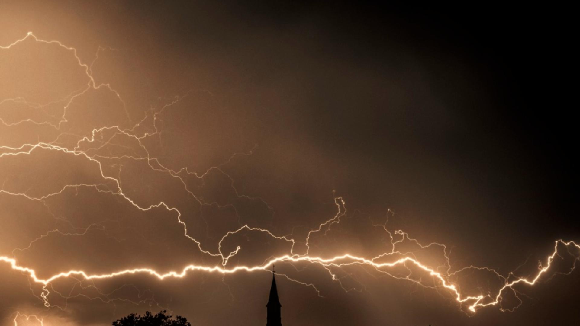 Trucul INCREDIBIL care-ți poate salva viața dacă te prinde o furtună cu fulgere