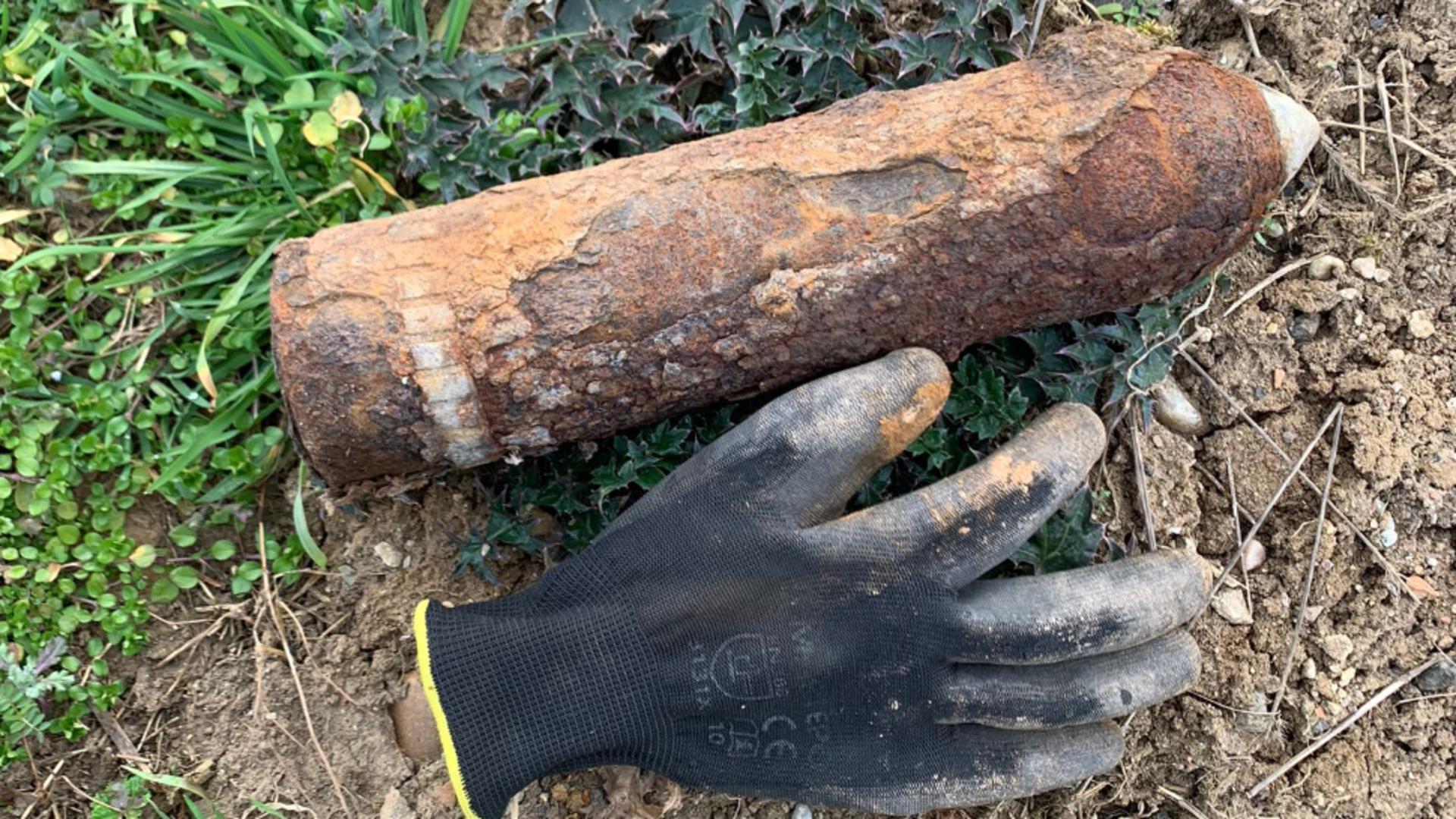 Proiectil de 76 mm descoperit într-un cimitir din Oradea. Foto/ISU