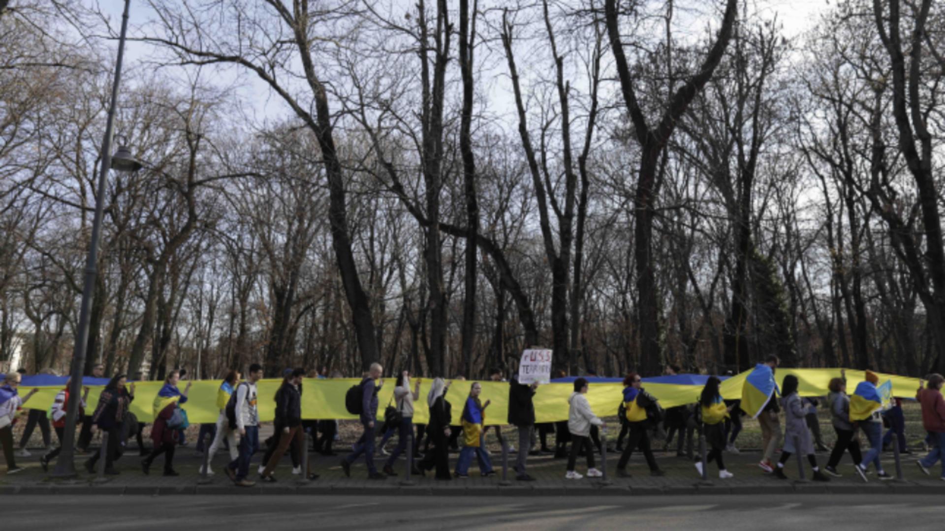 Zeci de persoane au protestat sâmbătă, 24 februarie, în faţa Ambasadei Rusiei de la Bucureşti. Foto/Inquam/Octav Ganea