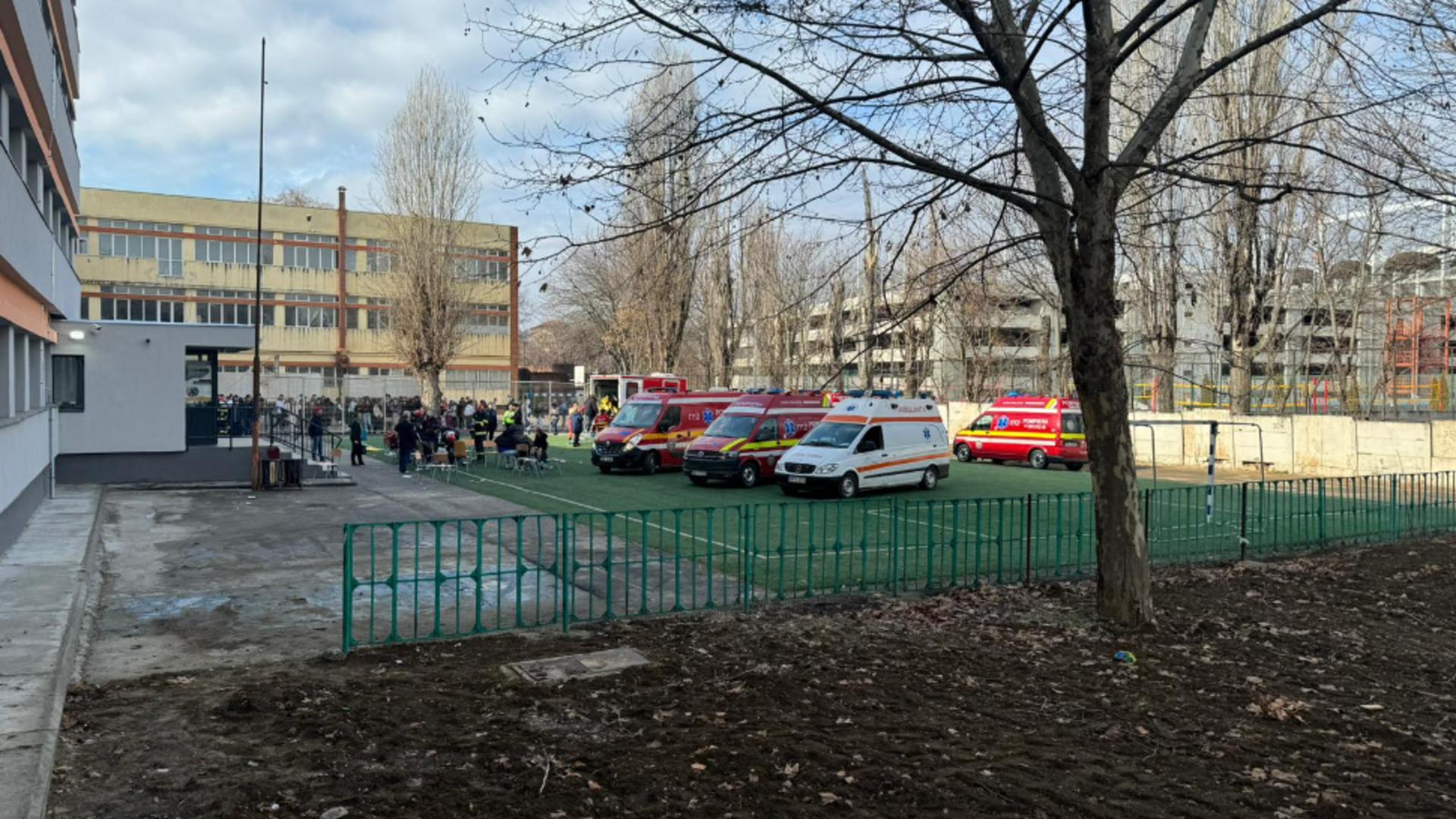 Alertă la un liceu din Capitală. 25 de elevi au fost transportați la spital după ce un coleg a dat cu spray lacrimogen în holul școlii – VIDEO