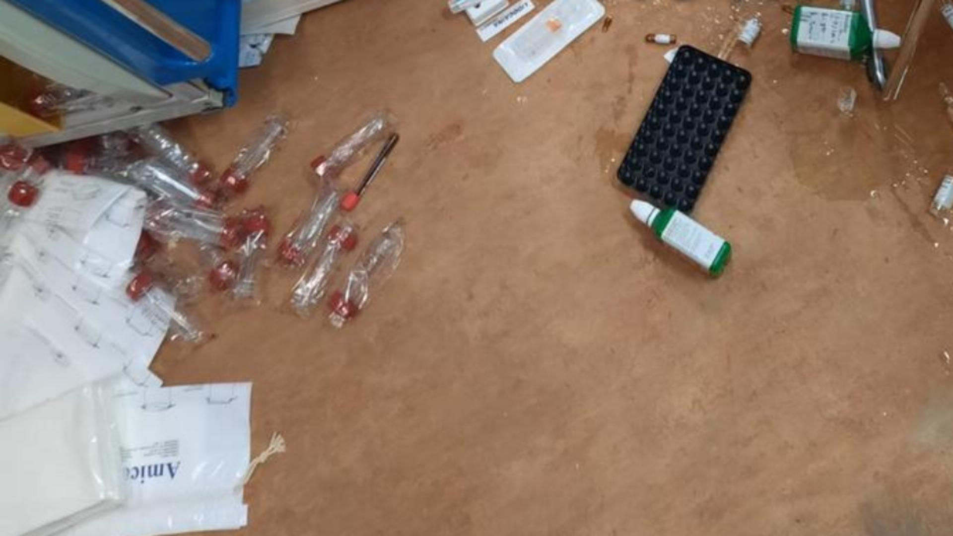 Clipe de groază la Spitalul Județean din Vaslui: un pacient care se automutilase a distrus mobilierul și aparatura medicală
