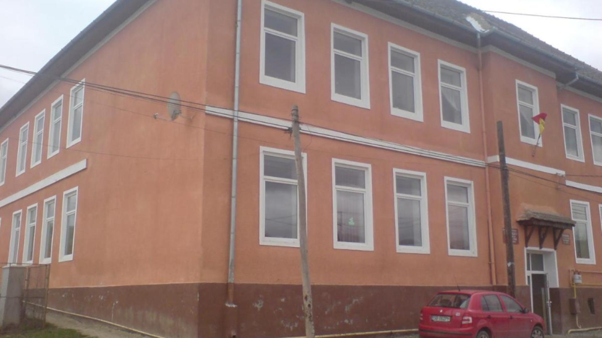 Patru elevi, răniți de tavanul unei săli de clasă care le-a căzut în cap, într-o școală din județul Sibiu