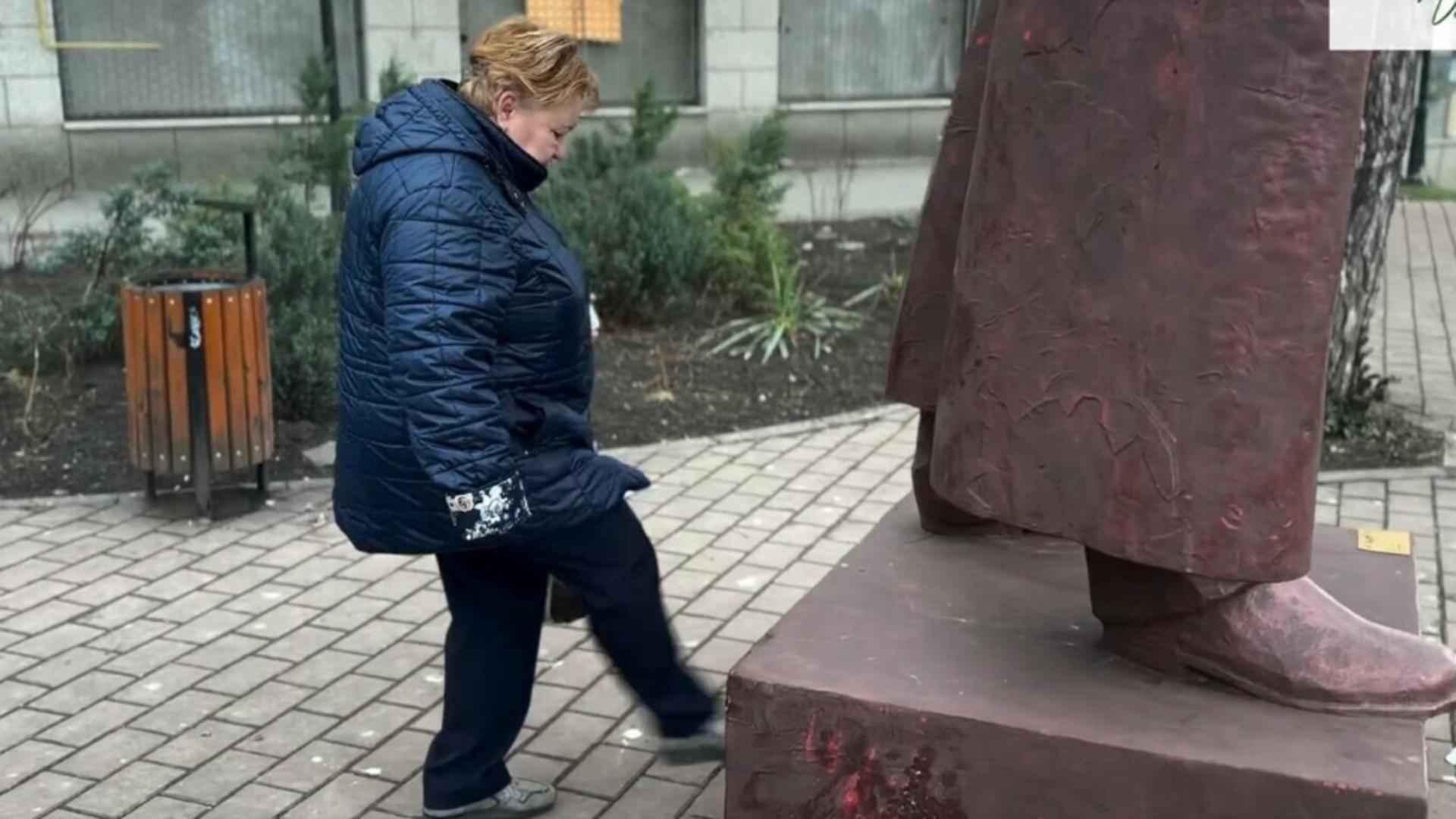 Femeia care a lovit statuia din Iași s-a ales cu dosar penal. Foto: Captura Facebook