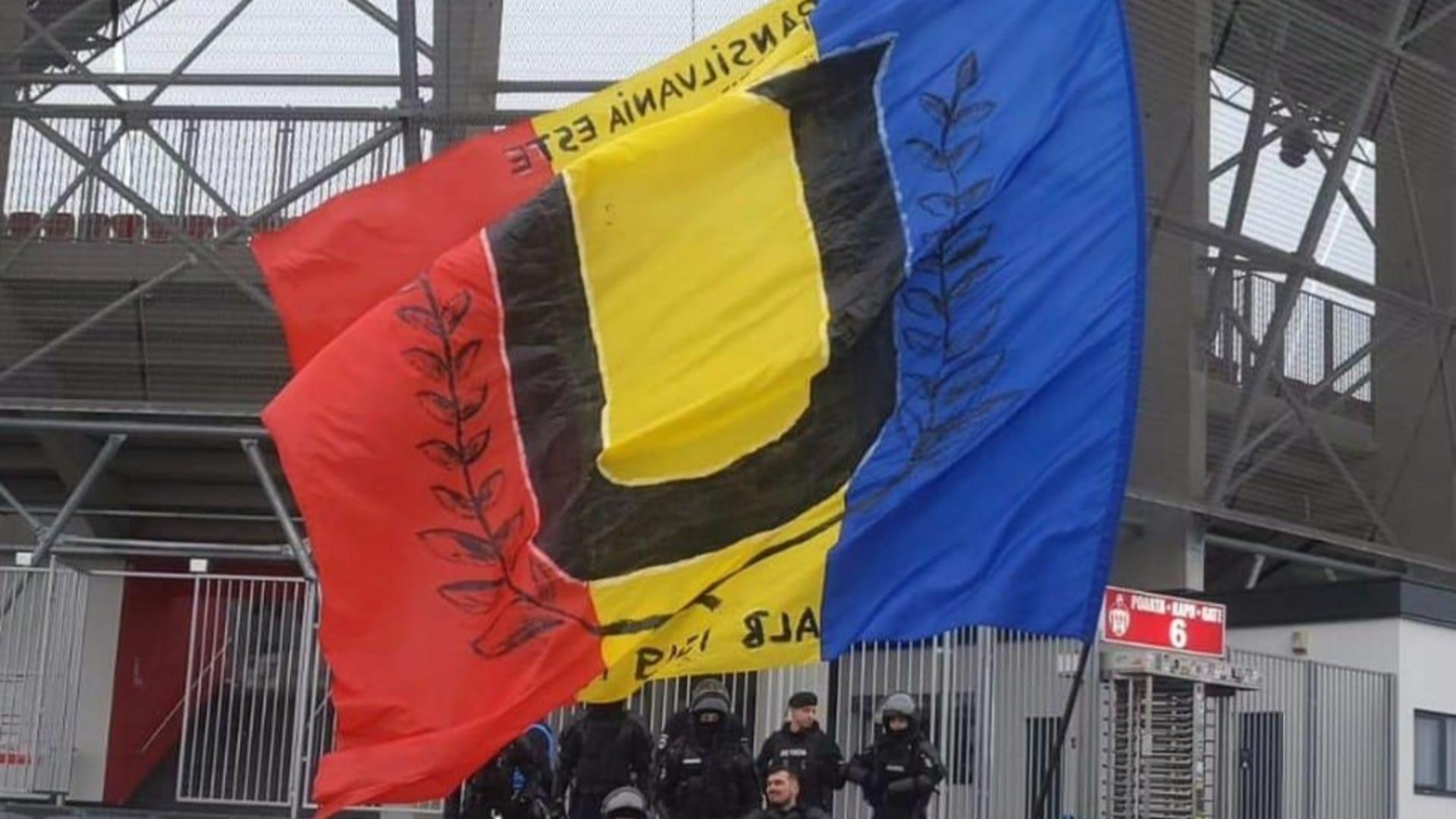 Incident la un meci de fotbal. Fanii U Cluj nu au fost lăsați cu steagul României pe stadionul celor de la Sepsi Sfântul Gheorghe