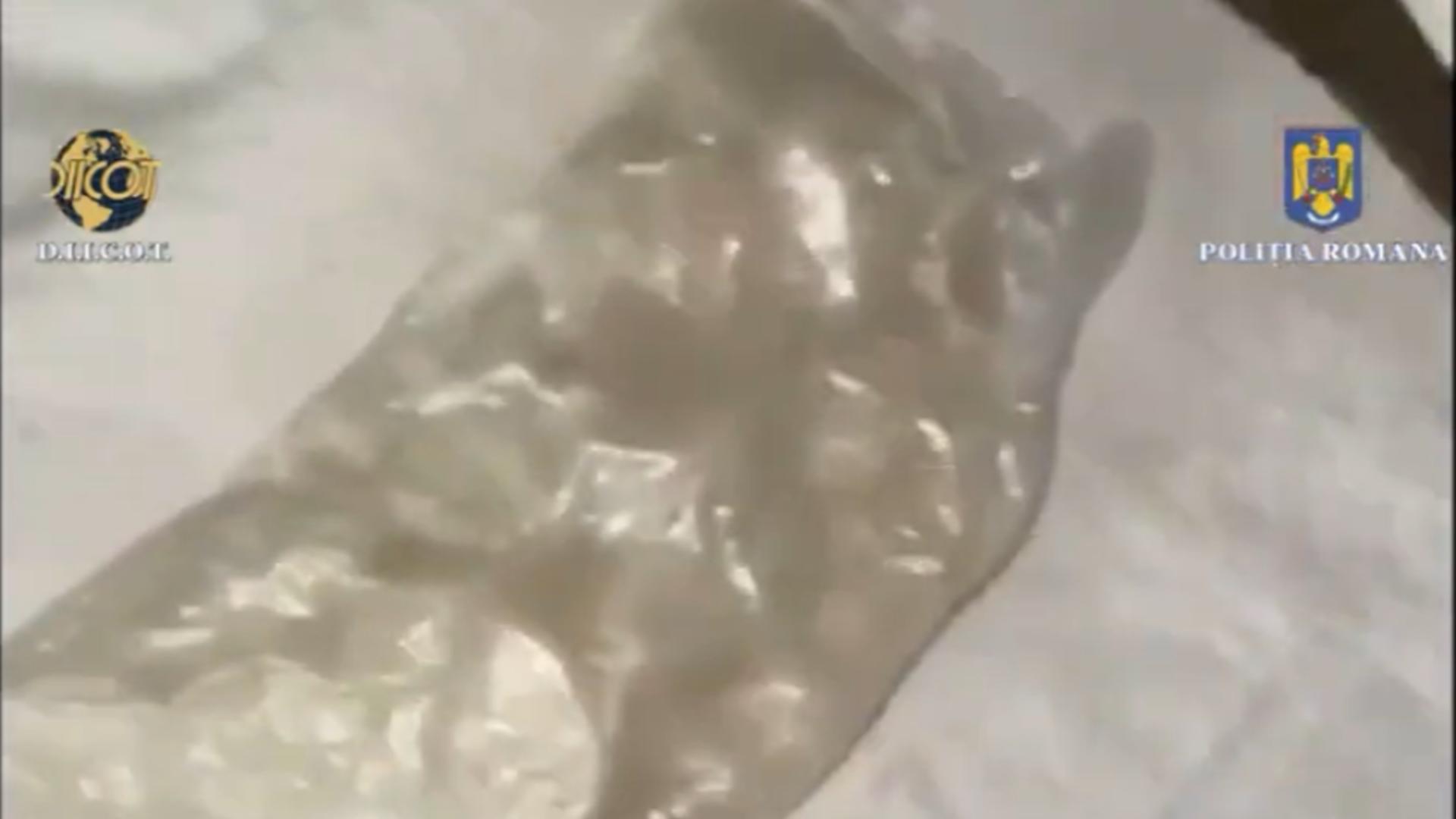 Tânăr prins cu aproximativ două kilograme de droguri asupra sa, în trafic, la Focșani! Poliția l-a reținut VIDEO