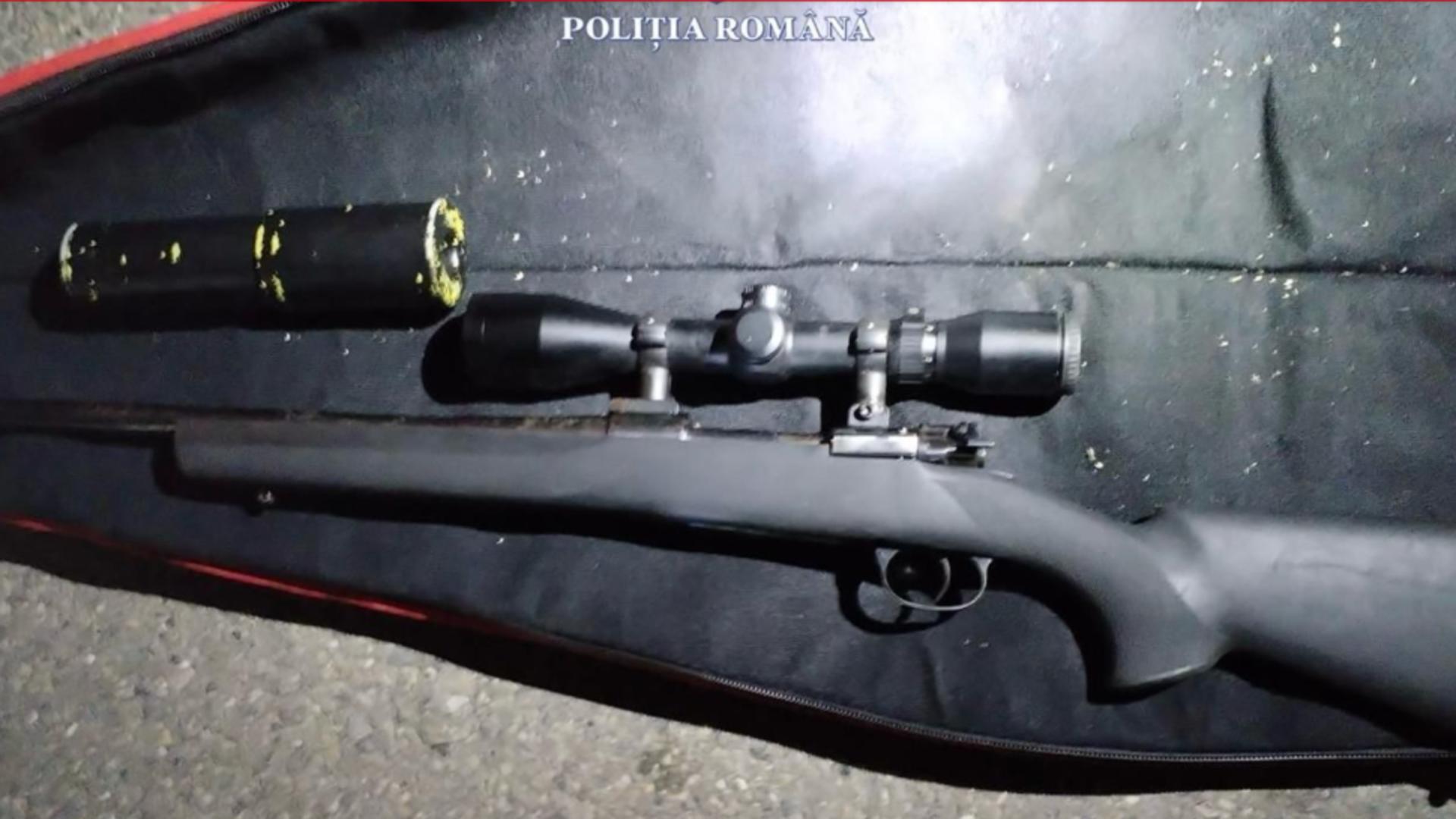 Bărbat din Sălaj, arestat după ce a încercat să vândă o armă cu lunetă unui polițist sub acoperire