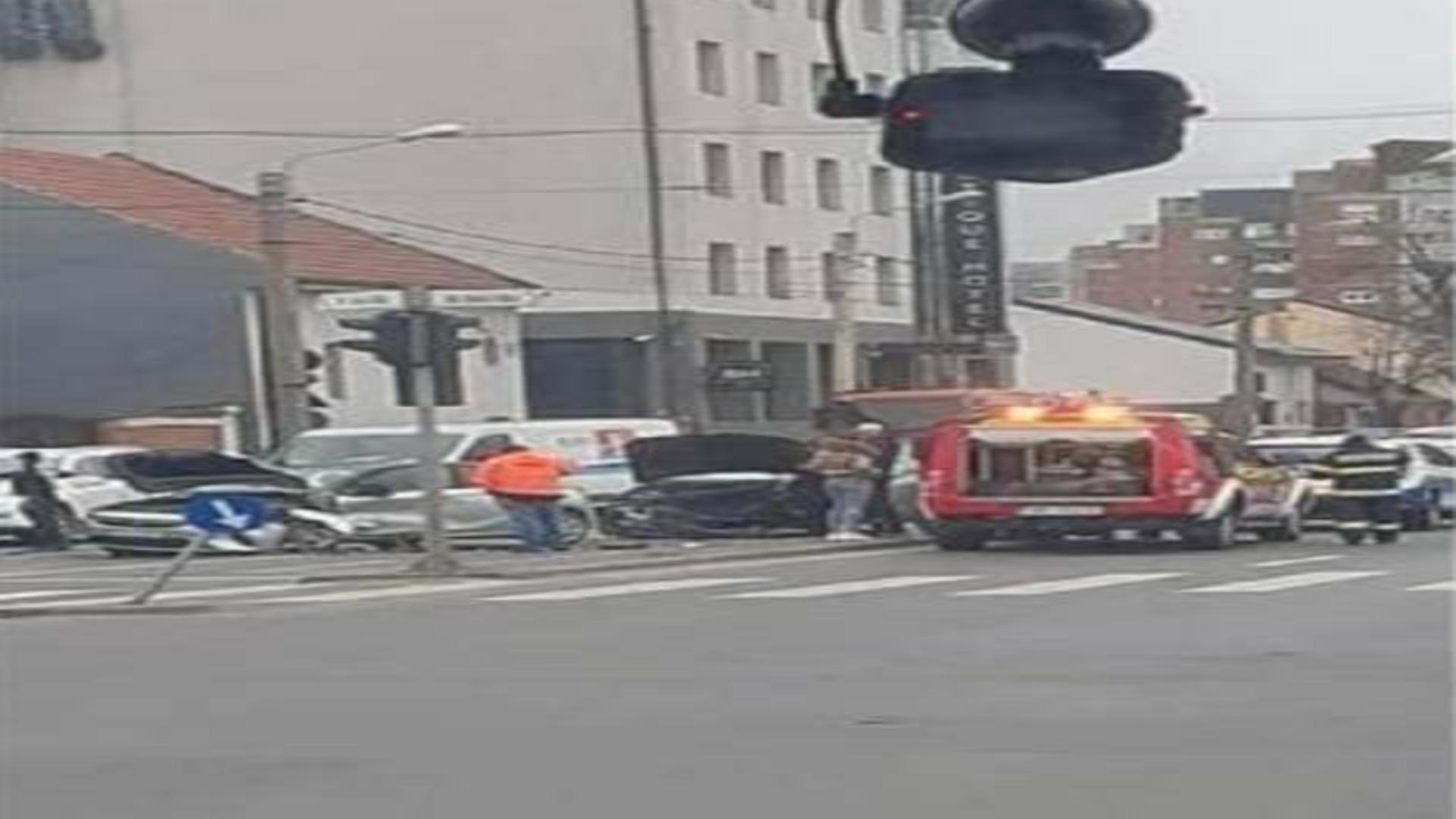 Accident spectaculos la Timișoara. O mașină a fost proiectată într-o colană de autoturisme, aflate la semafor: un rănit