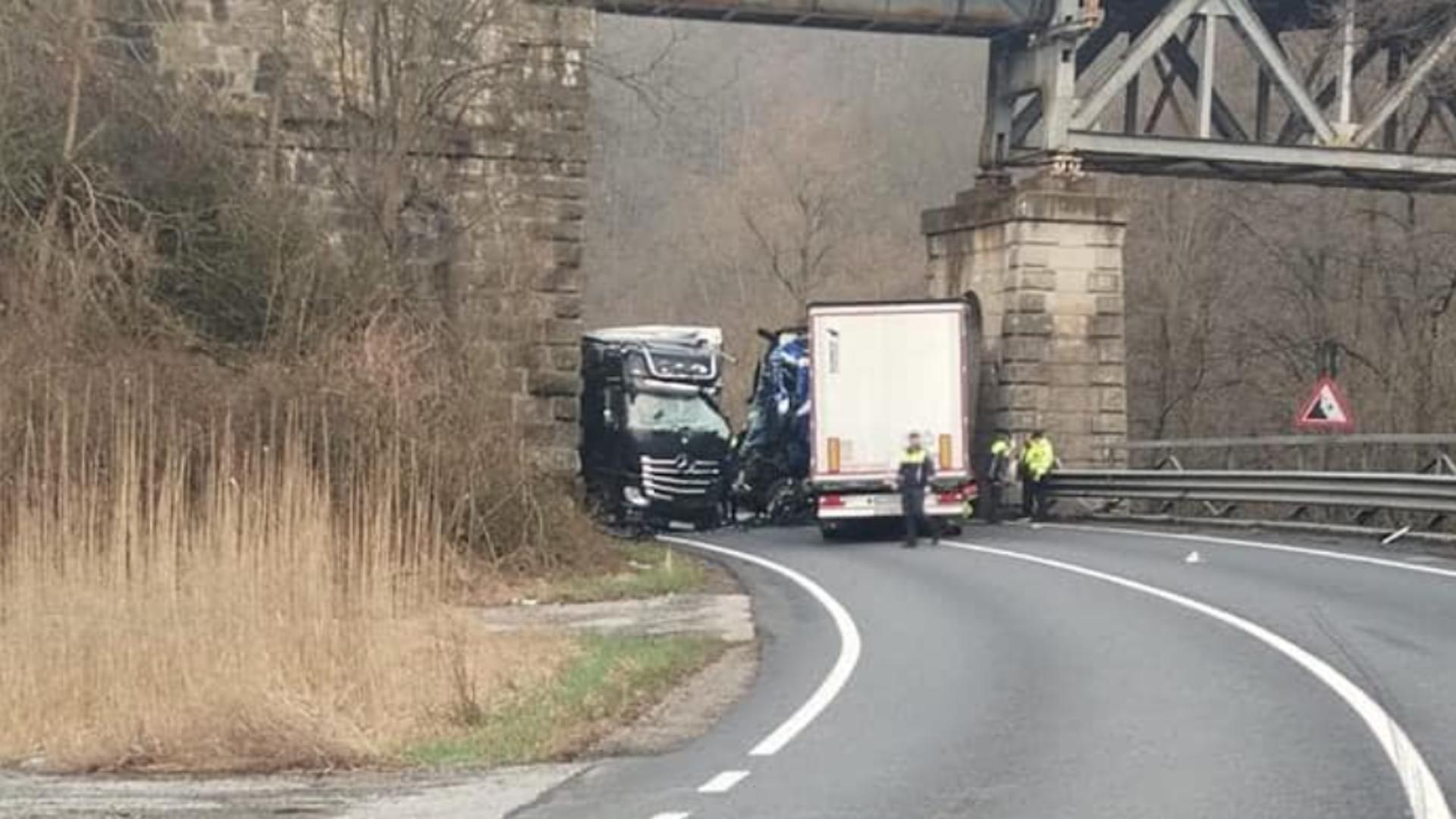 Accident cu două TIR-uri, pe DN6, în Caraș-Severin. Traficul, complet blocat în zonă: două victime – FOTO