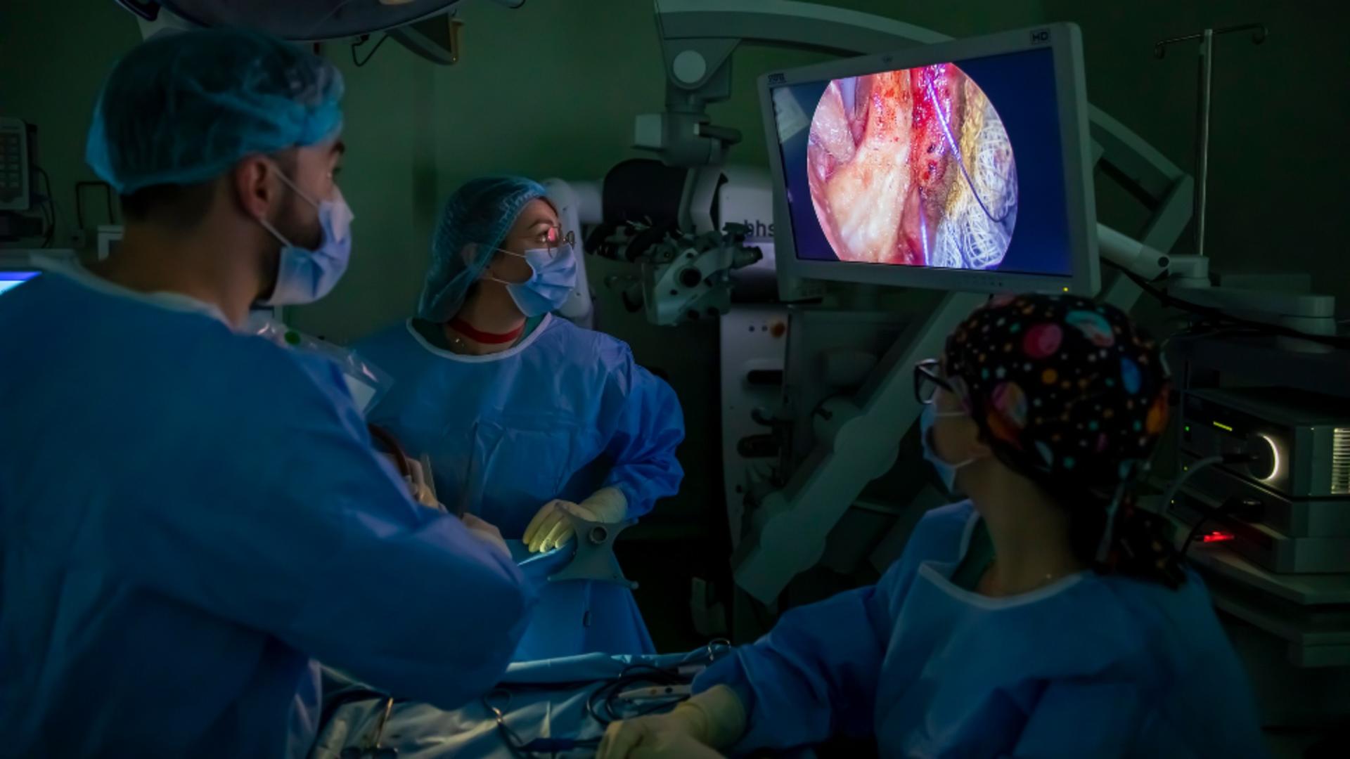 Prima operaţie realizată în România pe creier, prin PLEOAPĂ, a avut loc la Spitalul Militar “Carol Davila” – GALERIE FOTO