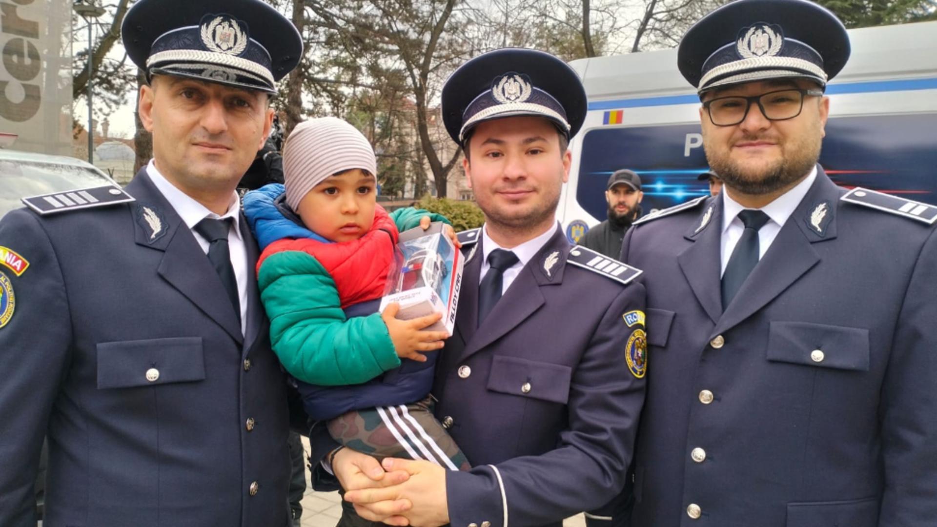 Aryan, copilul de 2 ani găsit într-o pădure din Botoşani, s-a întâlnit cu salvatorii săi. Imagini emoționante