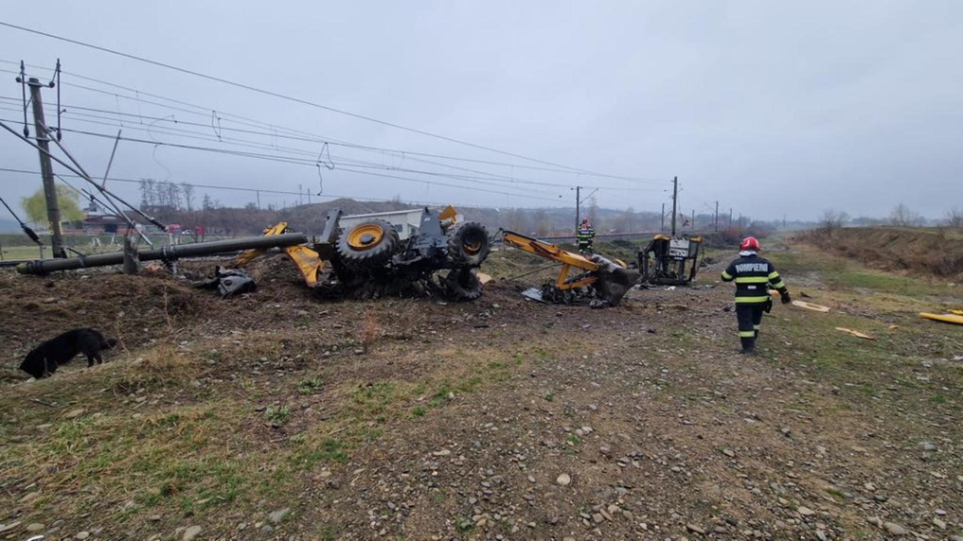 Accident feroviar, în Bacău: un mort, după ce un tren plin cu pasageri a lovit un buldoexcavator