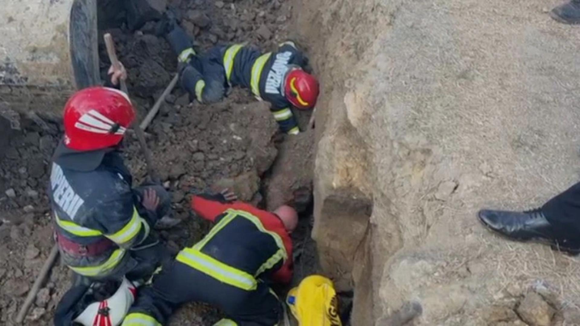 Vâlcea: Doi muncitori surprinși sub un mal de pământ. Unul dintre ei este acoperită complet