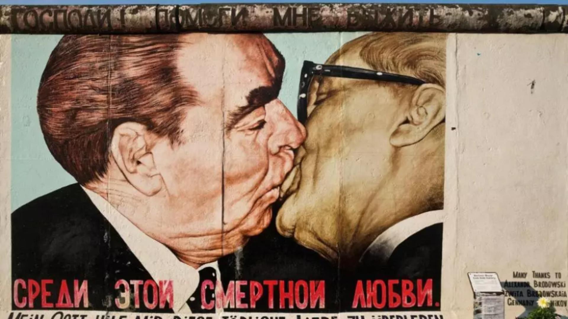 Sărutul Brejnev-Honecker sub formă de graffiti (autor Dmitri Vrubel, foto: Profimedia)