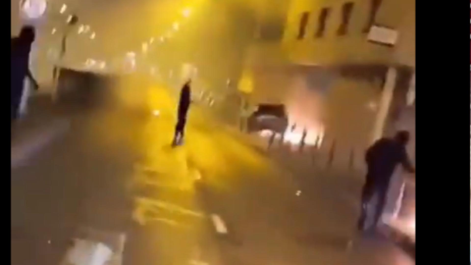 9 persoane, reținute după un atac cu artificii asupra unei secții de poliție dintr-o suburbie a Parisului / Captură video