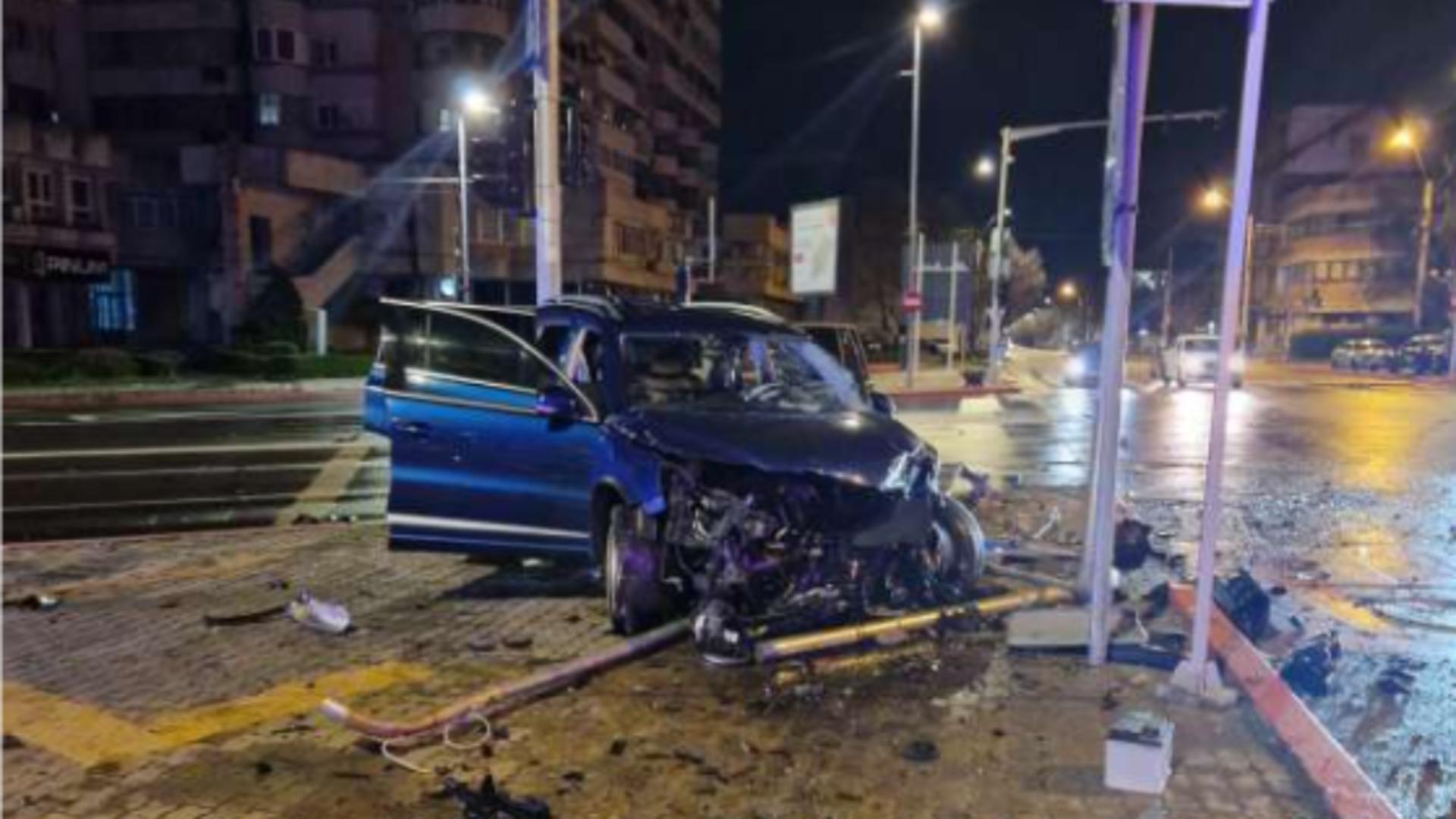 Accident cu 3 mașini pe o stradă din Pitești. Patru persoane au fost rănite/ ISU Argeș