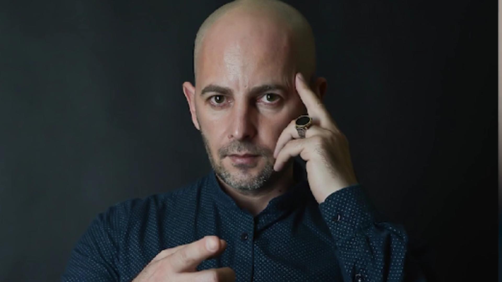 Hipnotistul Andrei Voicu a scăpat de Justiție. Bărbatul este acuzat că și-a bătut cu sălbăticie iubita jurnalistă