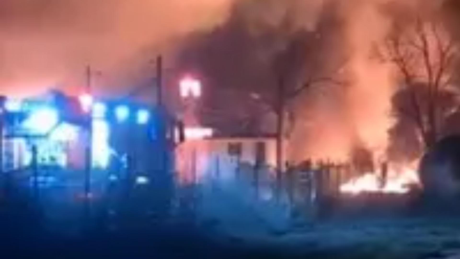 Un cunoscut restaurant din Câmpulung a fost cuprins de incendiu. Focul a afectat o terasă şi acoperişul clădirii/ Captură foto ziartopdearges.com