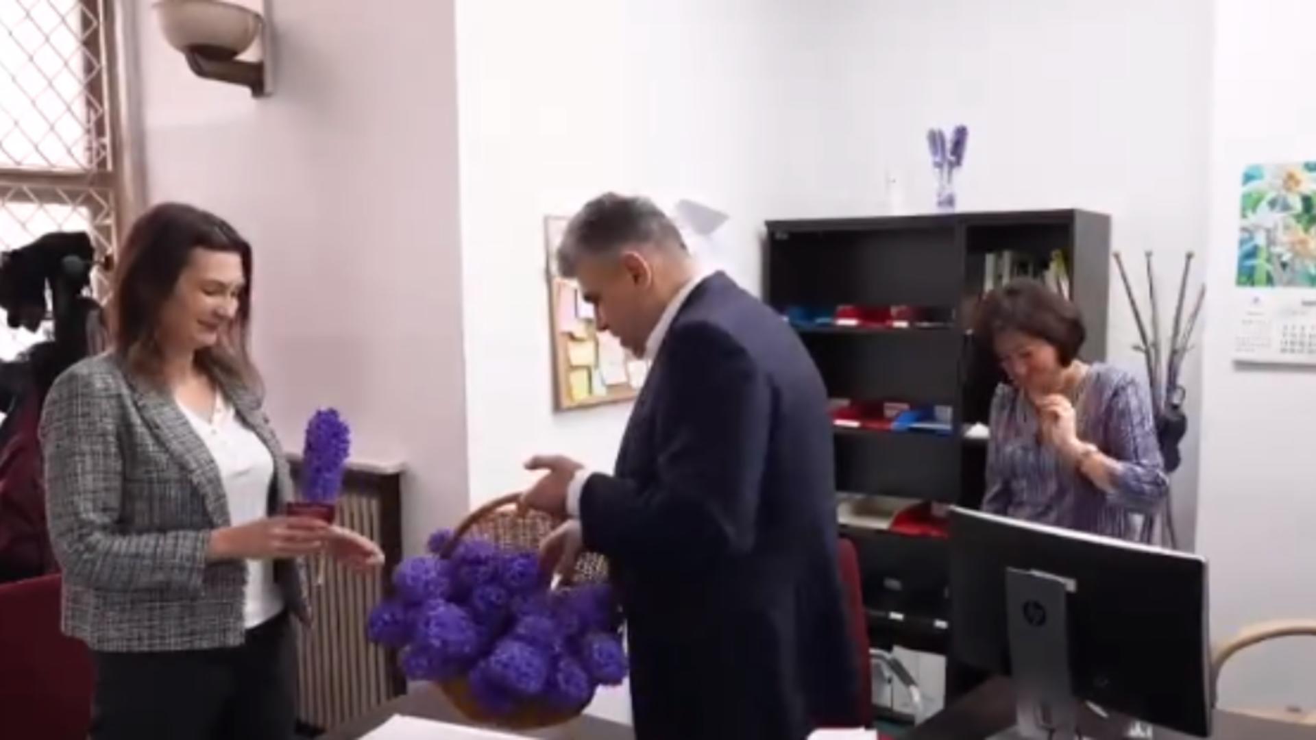 Ciolacu, gest emoționat de 1 Martie: premierul le-a oferit flori angajatelor de la Guvern. Imagini inedite/ Captură video