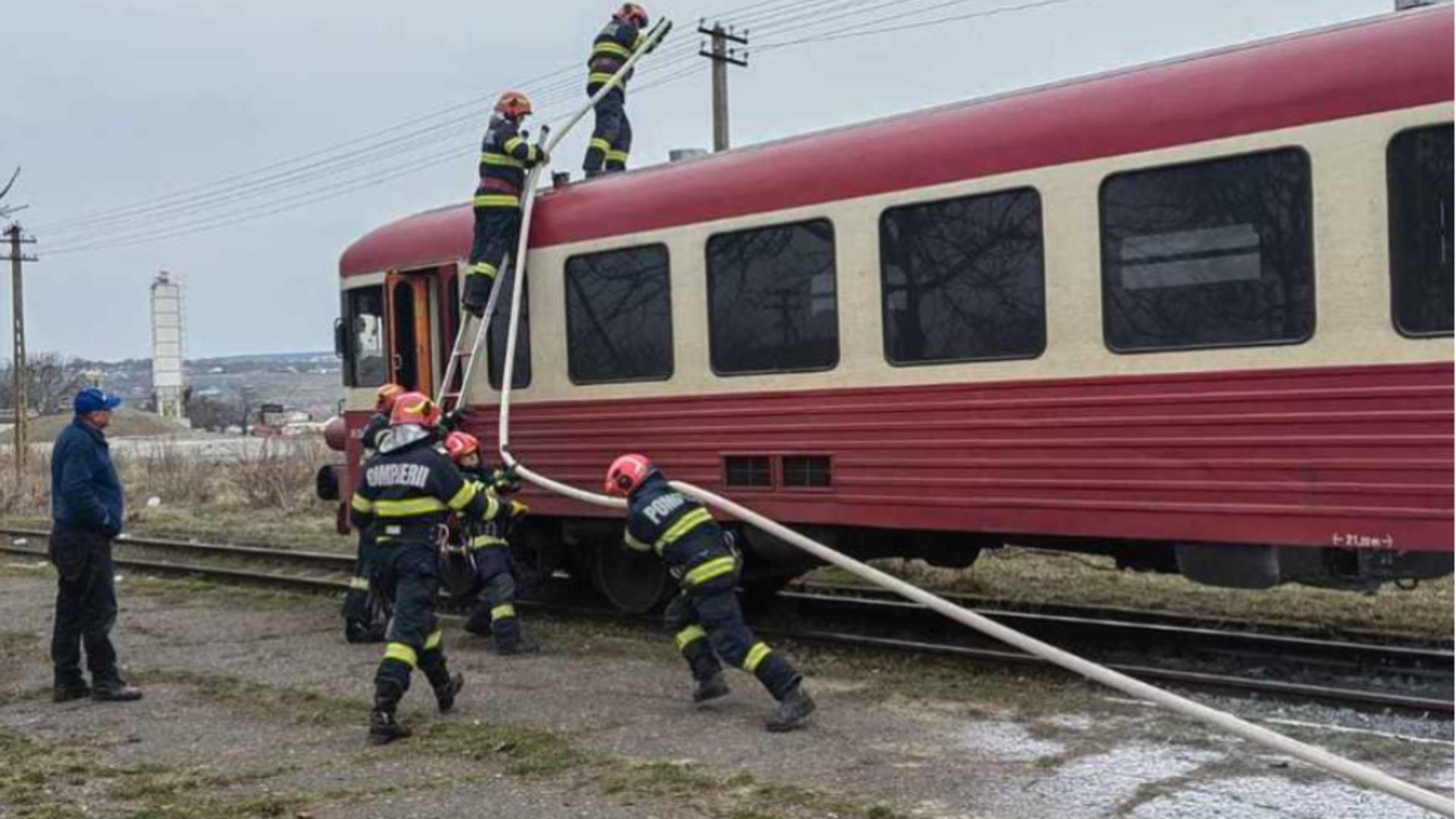 Incendiu la un tren care circula pe ruta Iaşi-Hârlău. Pasagerii s-au autoevacuat: intervenție de amploare a pompierilor