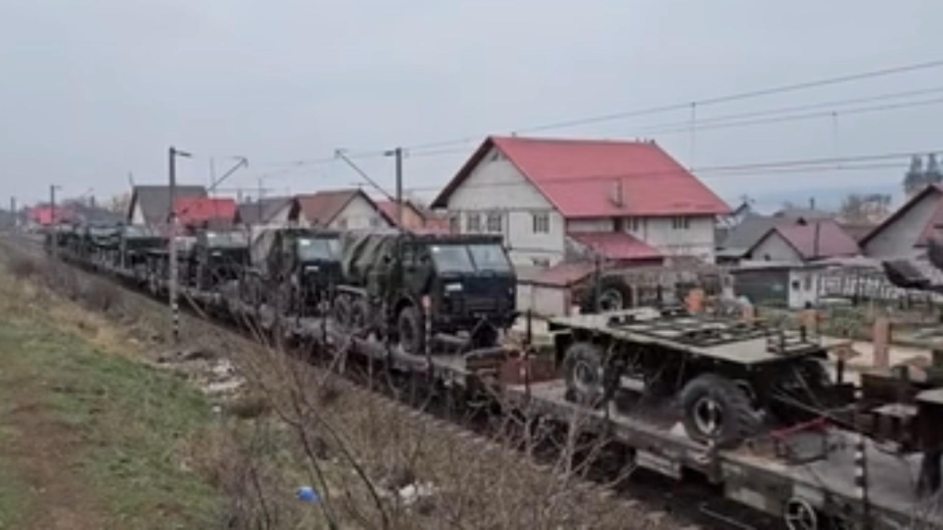 Tren cu zeci de vehicule militare surprins la granița cu Ucraina. Explicația MApN VIDEO/ Captură video