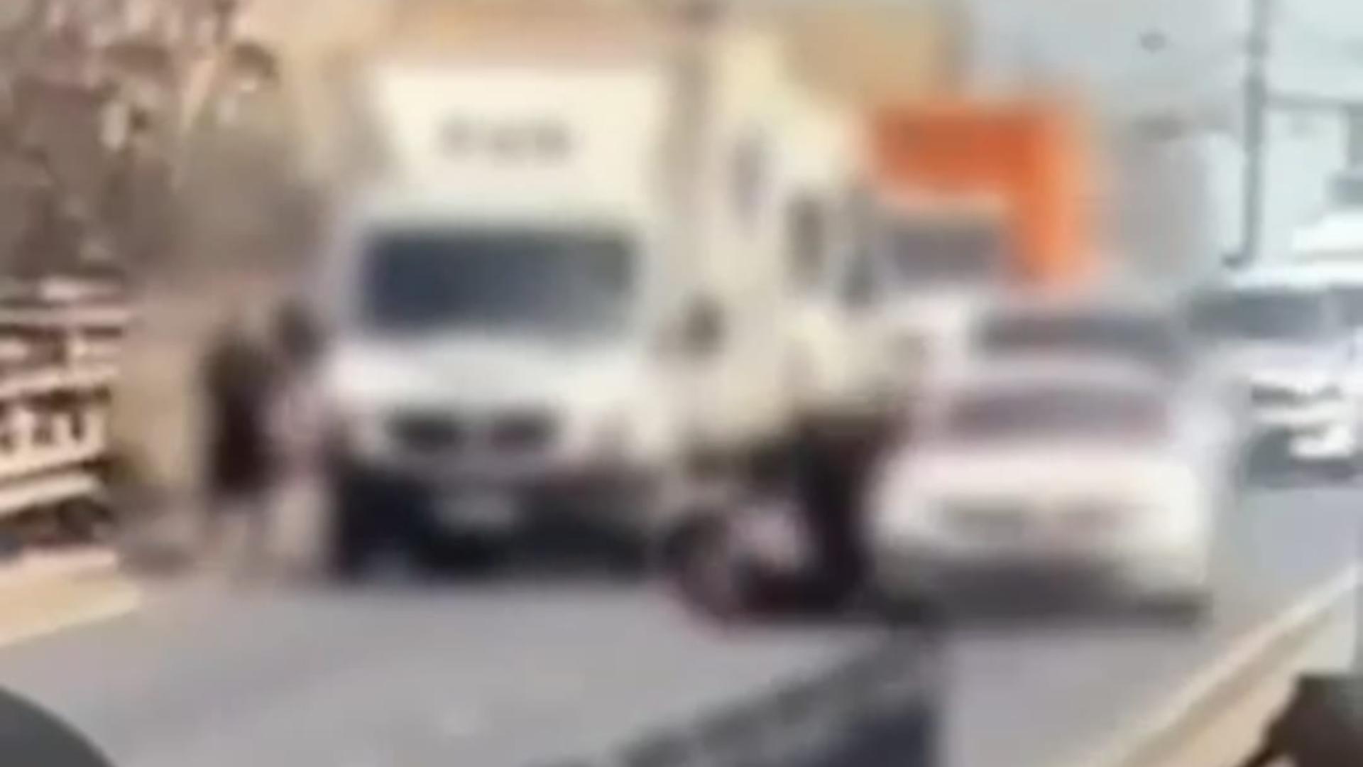 Scene șocante în traficul din Capitală. Bărbat bătut și călcat cu mașina – VIDEO