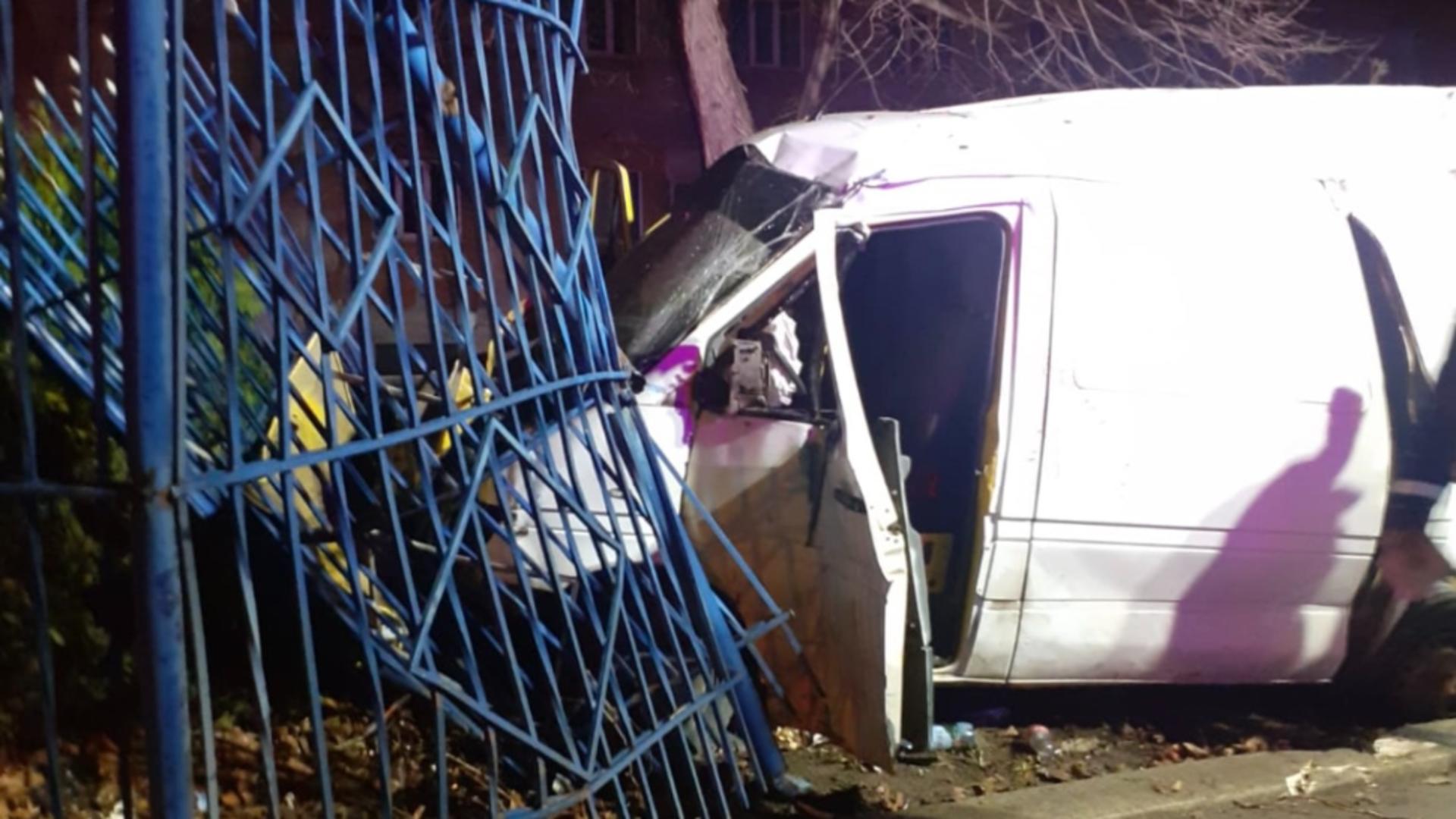 Accident grav la Constanța: 3 victime, după ce au intrat cu mașina în gardul Jandarmeriei