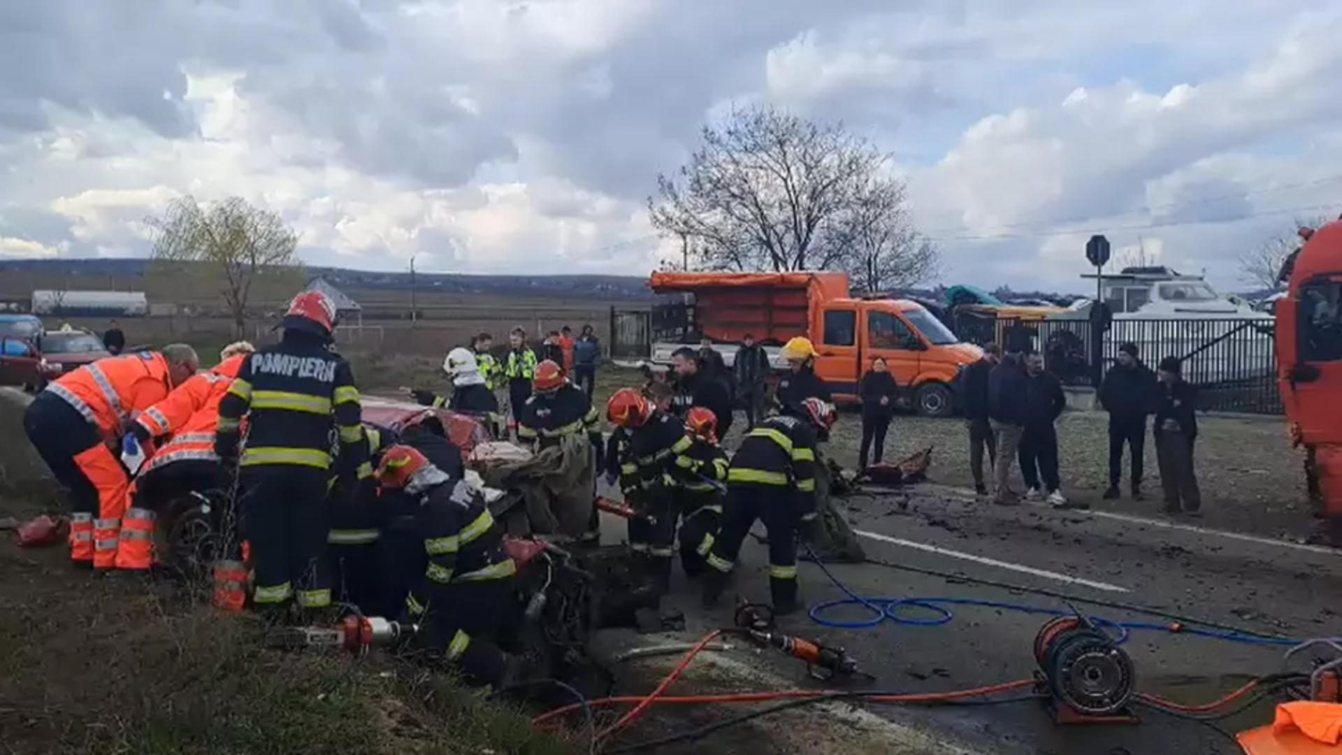 Accident cu 2 morți lângă Pașcani. Un autoturism a fost izbit în plin de un TIR – FOTO
