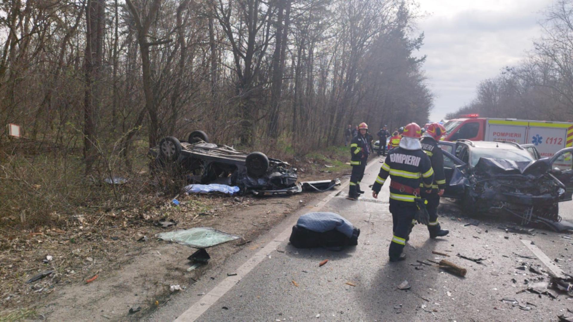 Plan ROȘU de intervenție la Sintești, în urma unui grav accident de circulație. 4 autoturisme implicate, cel puțin o persoană DECEDATĂ