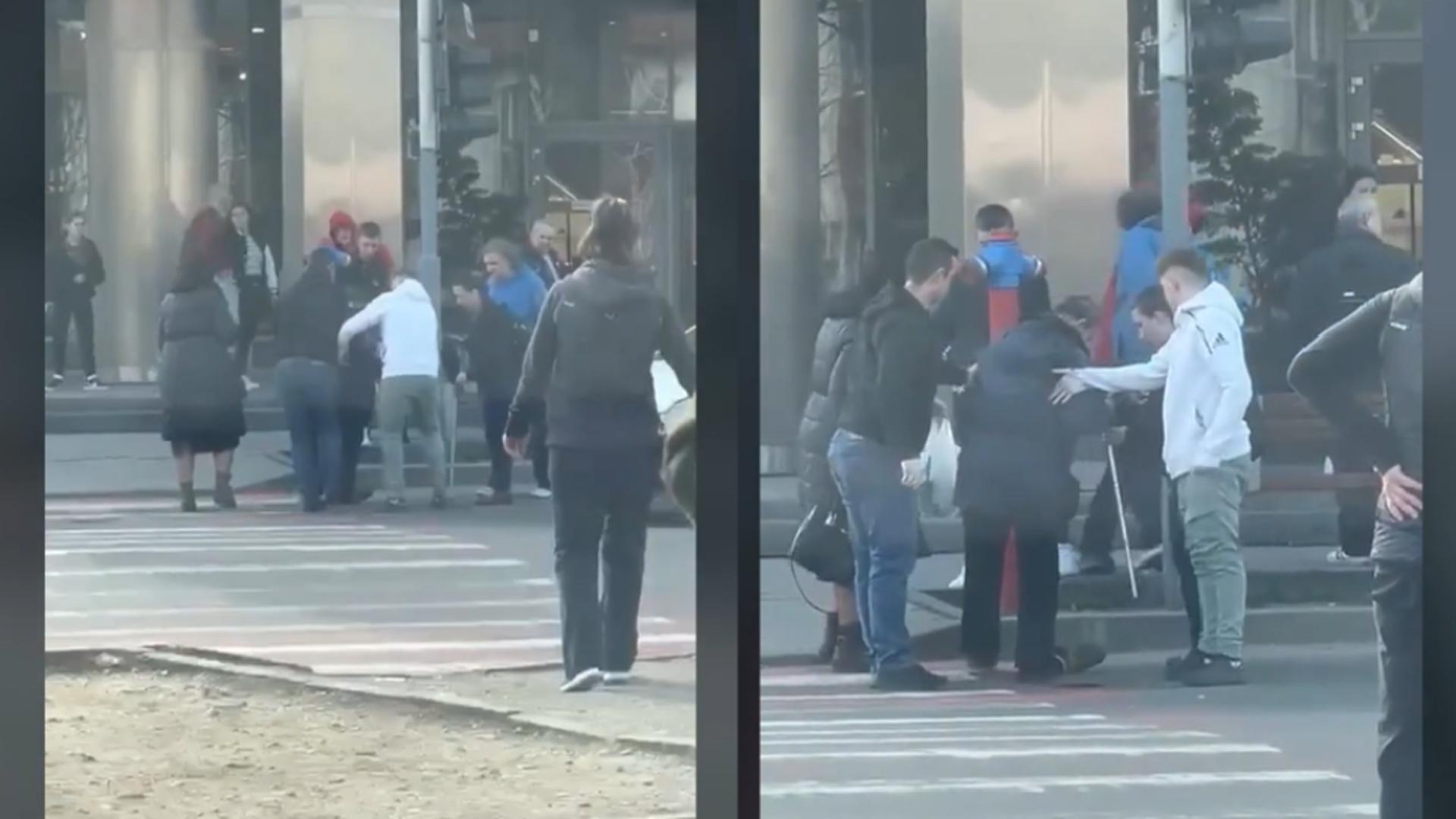 Scene impresionante în Baia Mare: Un grup de tineri ajută un bătrân căzut pe stradă