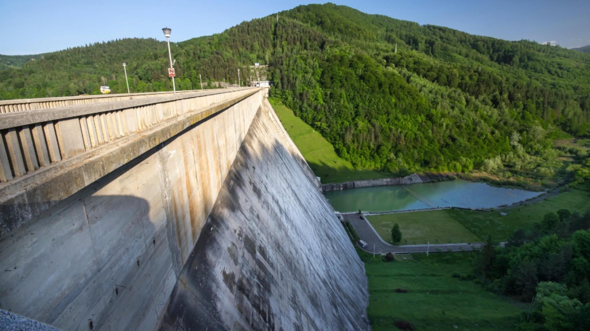 ISU a verificat Barajul Bicaz din cauza cutremurului de azi dimineață din Neamț. Foto/Profimedia