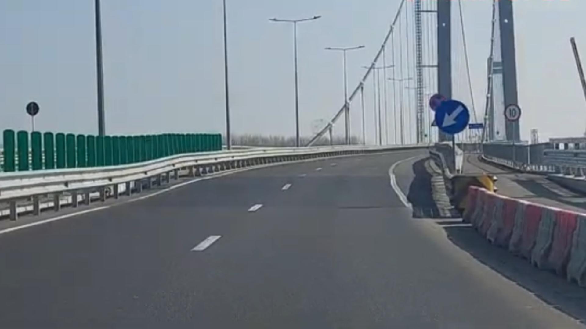 Asfaltul de pe podul de la Brăila se scufundă. Foto: Captură YouTube