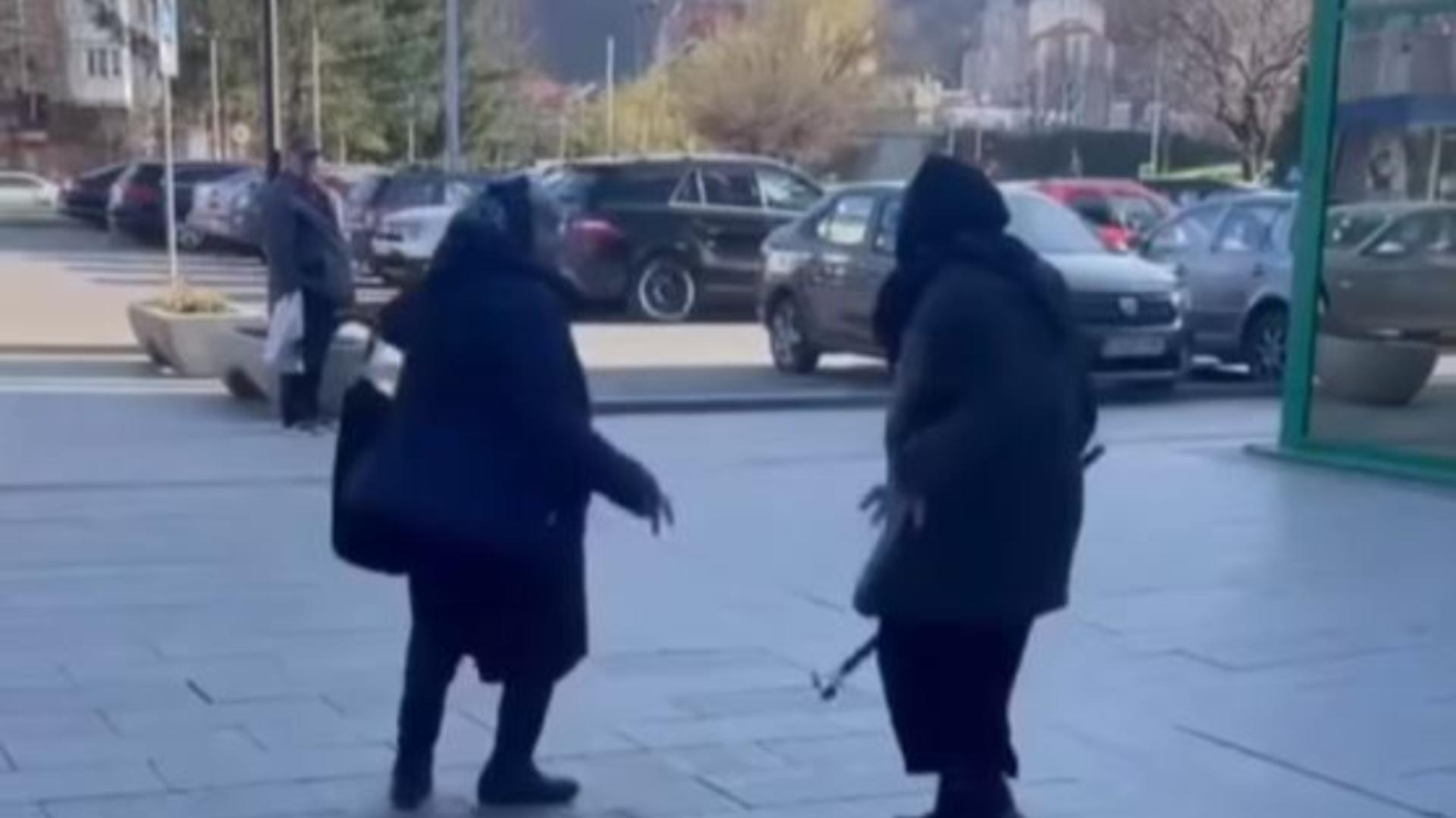 Două bunicuţe s-au luat la bătaie în plină zi pe o stradă din Reşiţa VIDEO