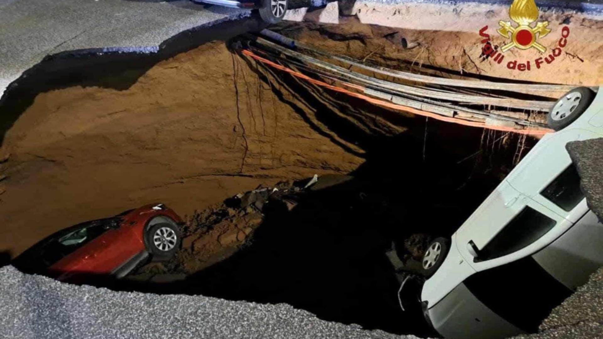 Alertă în Italia: Un drum din Roma s-a prăbușit brusc, formând un adevărat crater. Două mașini au fost înghițite de groapa imensă
