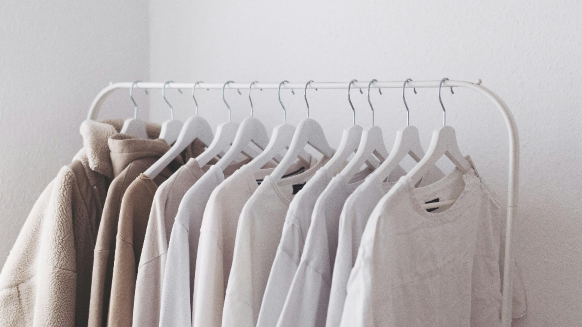Spune adio petelor galbene de pe haine! 4 trucuri simple pentru a obține rezultate demne de o curățătorie de lux