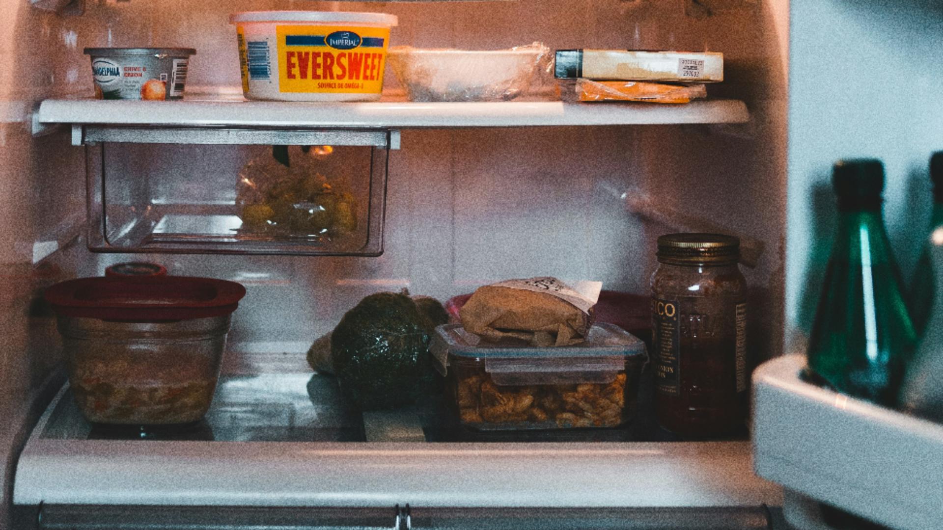 Ce se întâmplă dacă lăsăm ușa frigiderului deschisă. Consecințele pot fi devastatoare: cum poți evita problemele/ unsplash.com