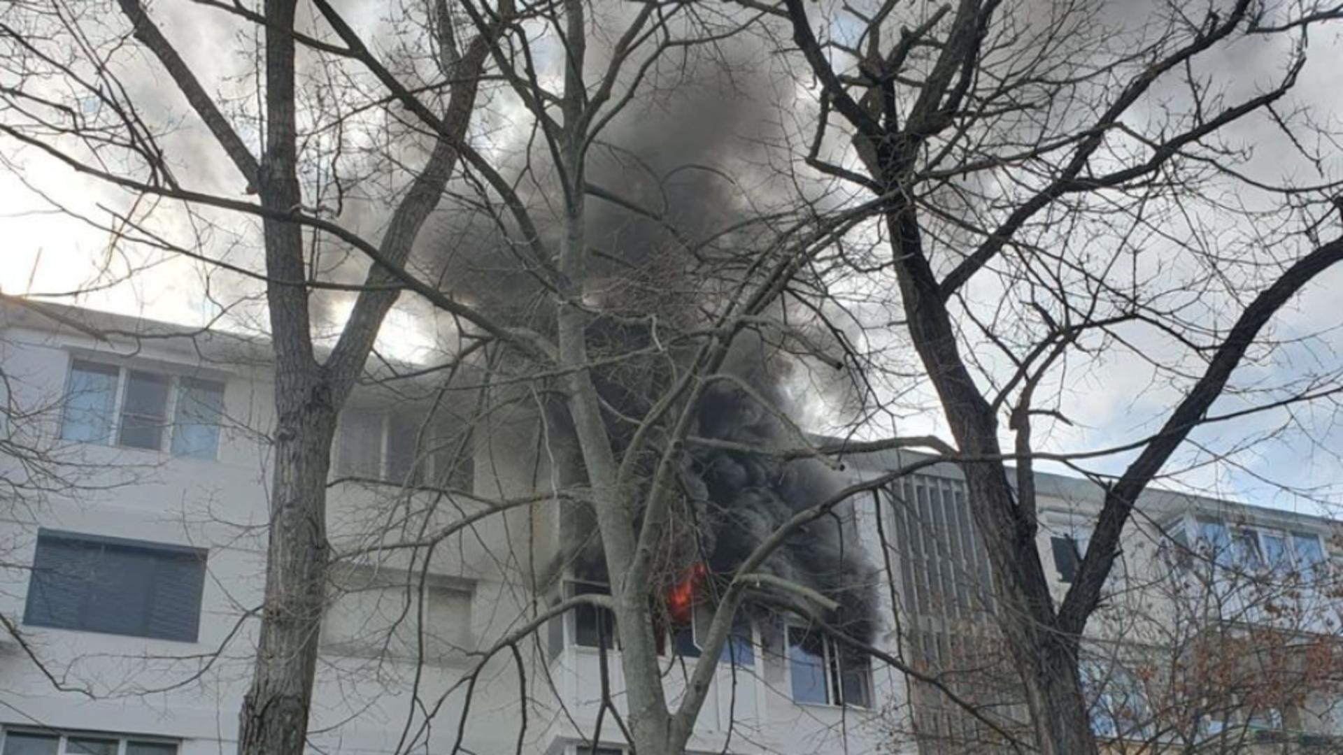 Un bloc din Galați a luat foc. 12 persoane au fost scoase din flăcări de pompieri