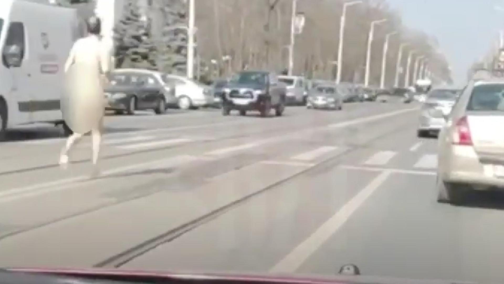 Bărbat filmat în timp ce alerga dezbrăcat, pe mijlocul străzii, în Iași