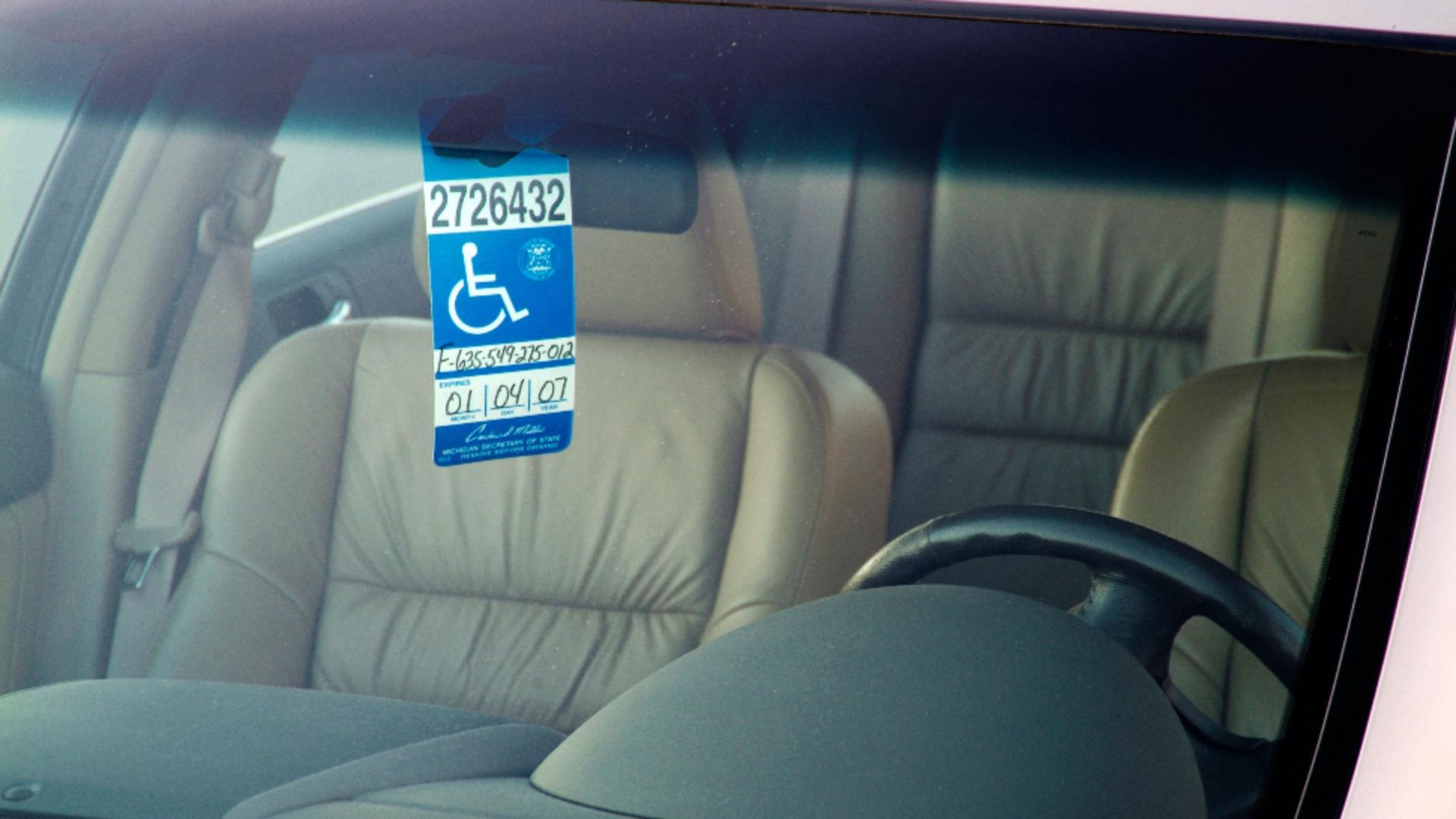 Orașul unde jumătate dintre mașinile parcate au în geam o legitimație de handicap. Foto/Profimedia