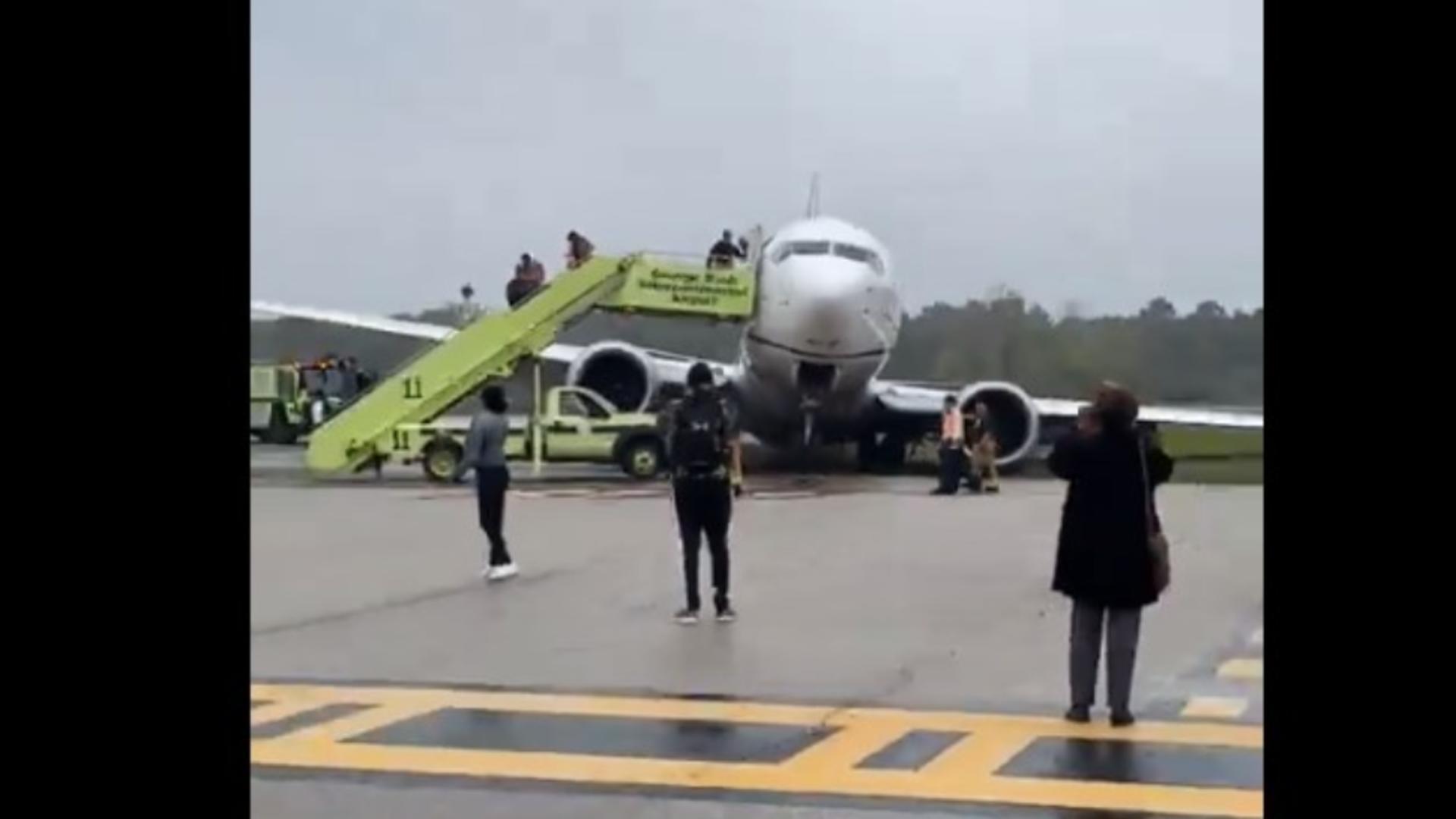 Incident pe Aeroportul din Houston. Un avion a ieșit în afara pistei de aterizare. Echipajul și cei 160 de pasageri au scăpat teferi VIDEO
