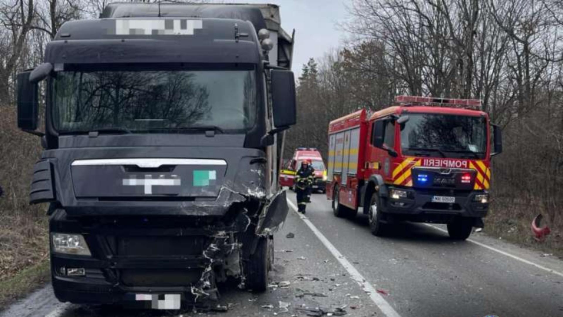 Dâmboviţa: O persoană a murit în urma unui accident grav pe DN 72 între un TIR şi un autoturism