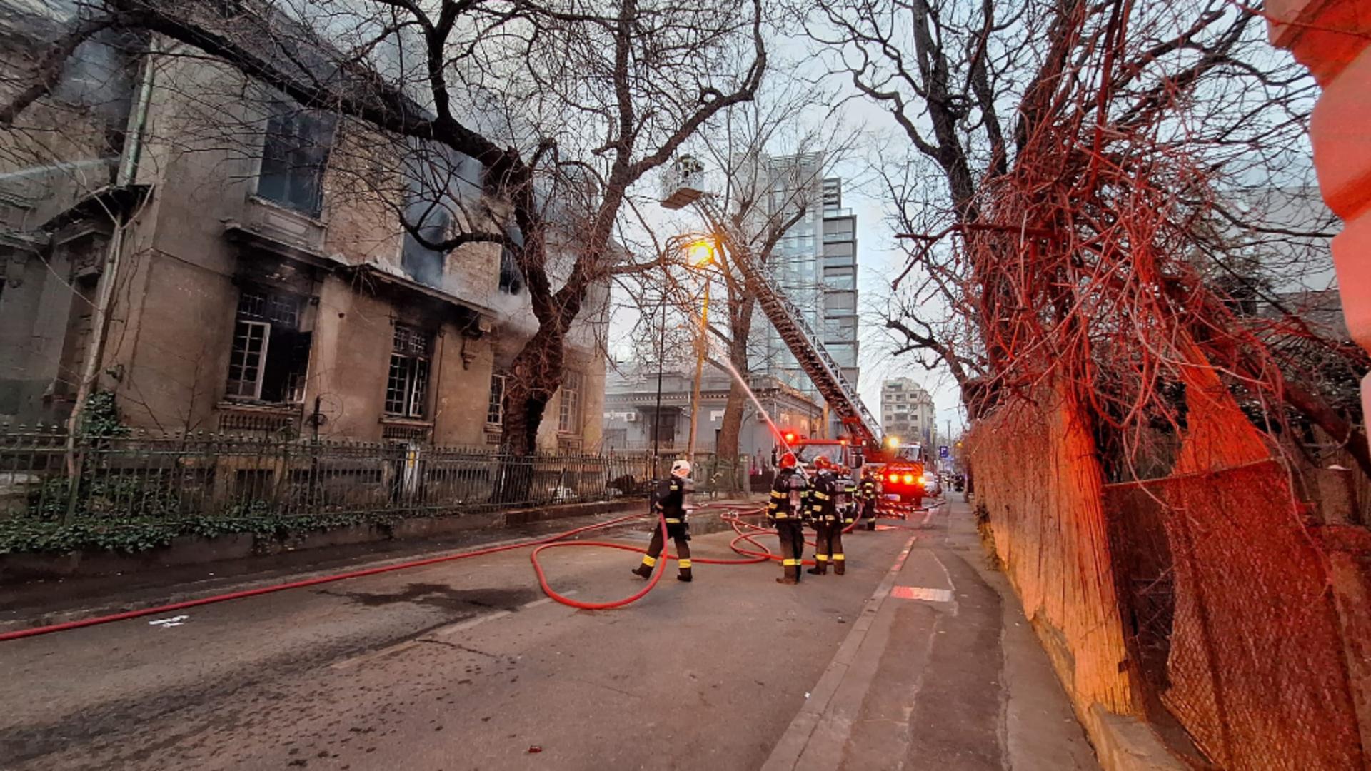 Incendiu la un imobil din Sectorul 2: La fața locului intervin: 8 autospeciale de stingere ale pompierilor