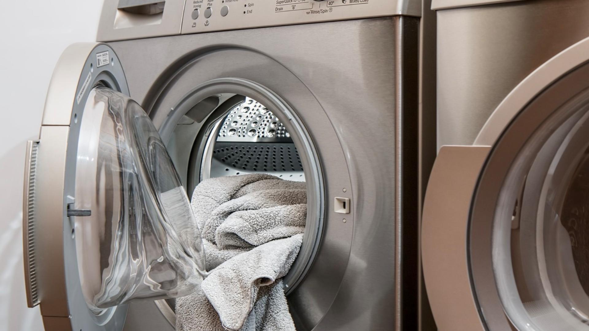 O soluție ușoară pentru când mașina de spălat miroase a mucegai