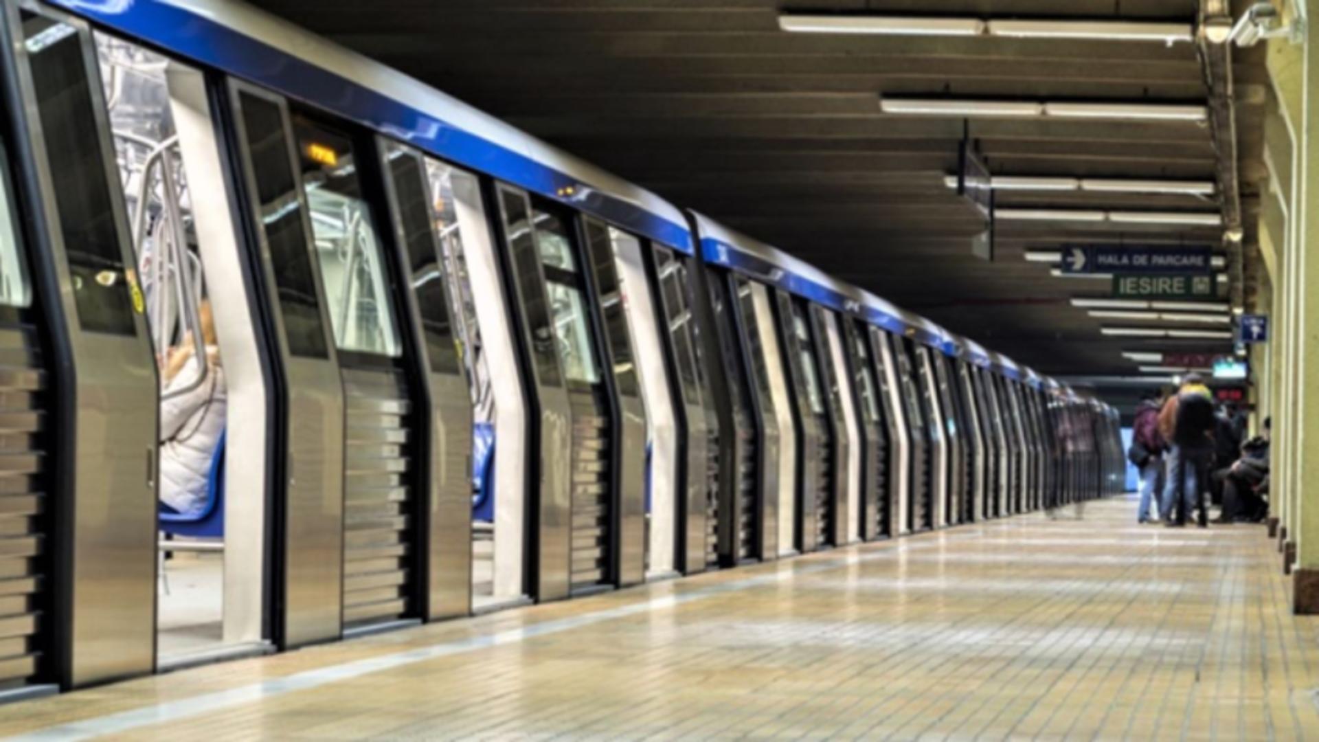 Incident la metrou! Mii de călători, blocați într-o garnitură după ce un pasager a forțat ușa unui tren