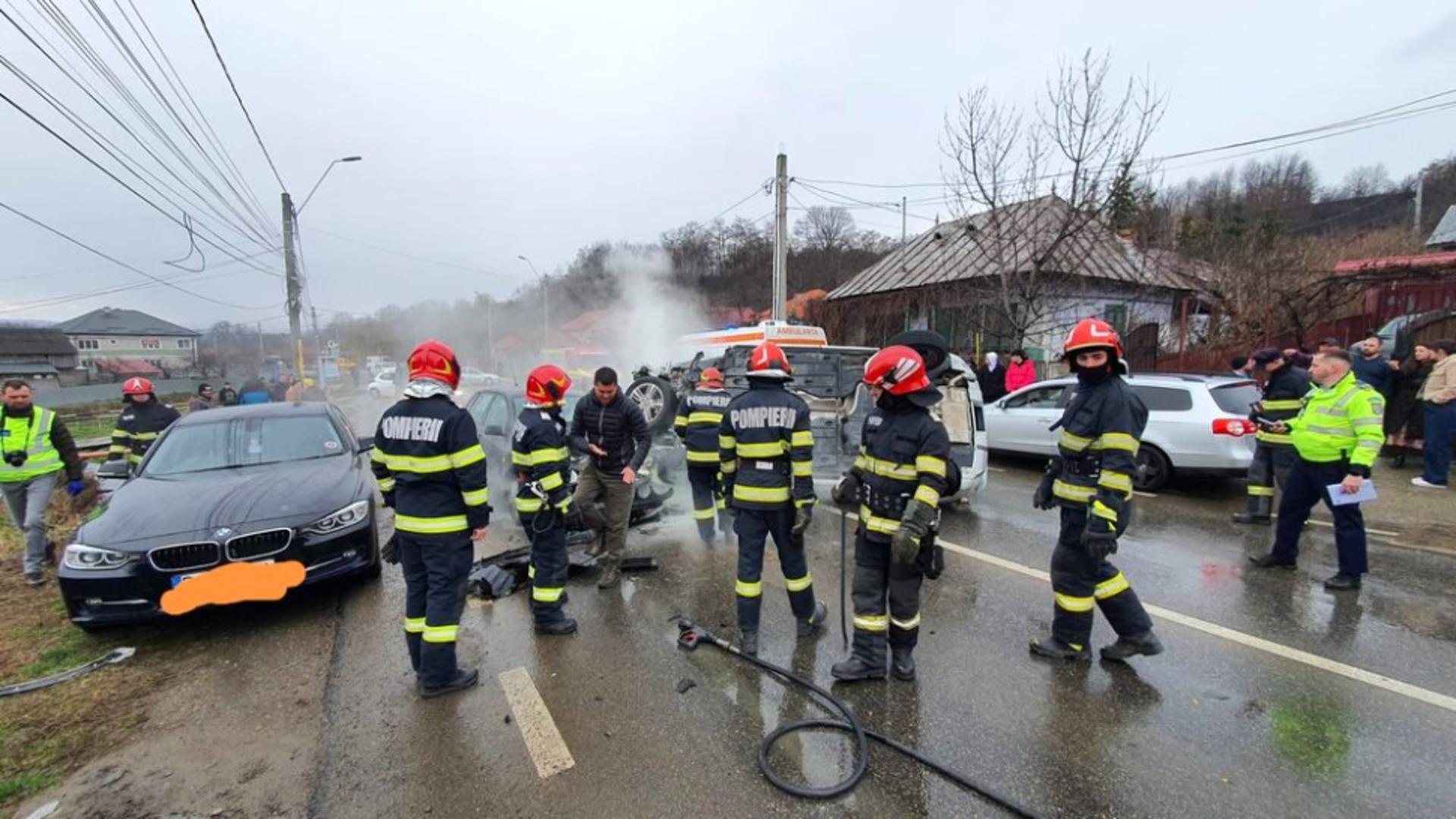 Accident soldat cu 6 răniţi pe strada Lunca din municipiul Moineşti. Foto/ISU