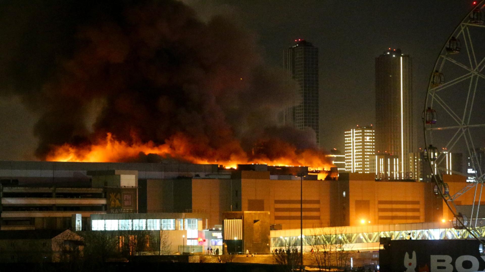 Clădirea „Crocus” este total cuprinsă de flăcări după MASACRUL de la concert! Cel puțin 40 de morți în atacul armat din Rusia