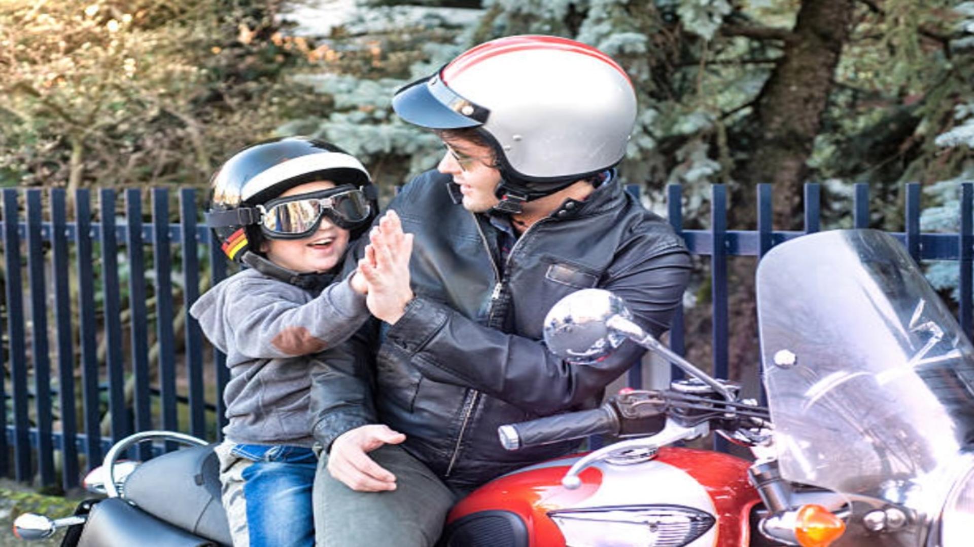 Care este vârsta minimă pentru un pasager pe motocicletă. Poți transporta copii cu motorul?