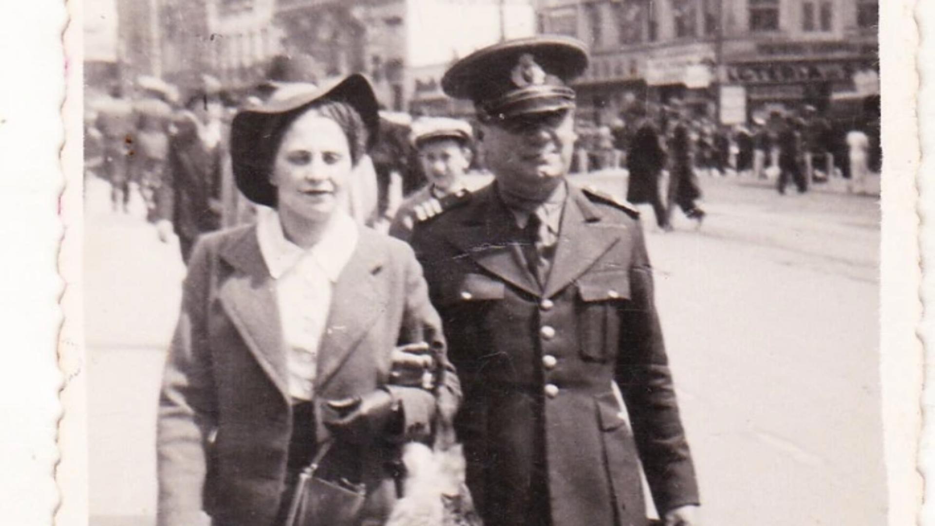 Ofiter roman cu sotia in Bucuresti - 1938