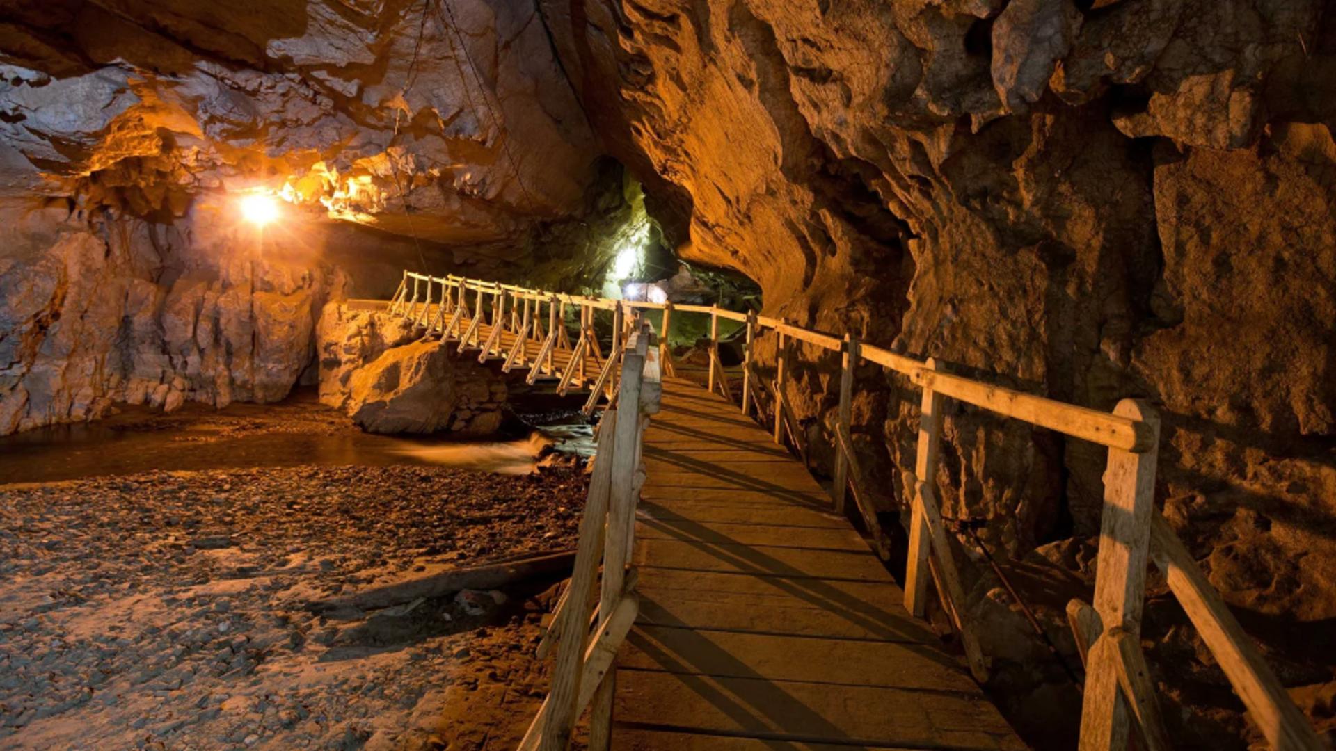 Peștera Bolii, singura din țară care are și o gară