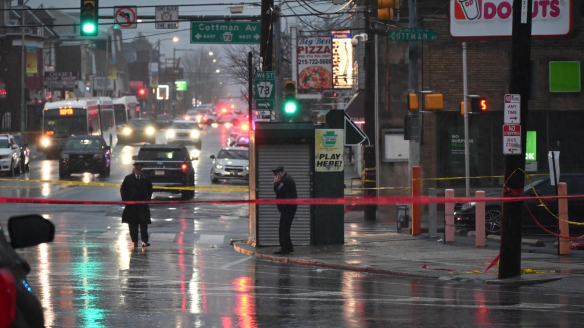 Atac armat într-o stație de autobuz din Philadelphia, SUA. Un adolescent a fost împușcat de 16 ori VIDEO
